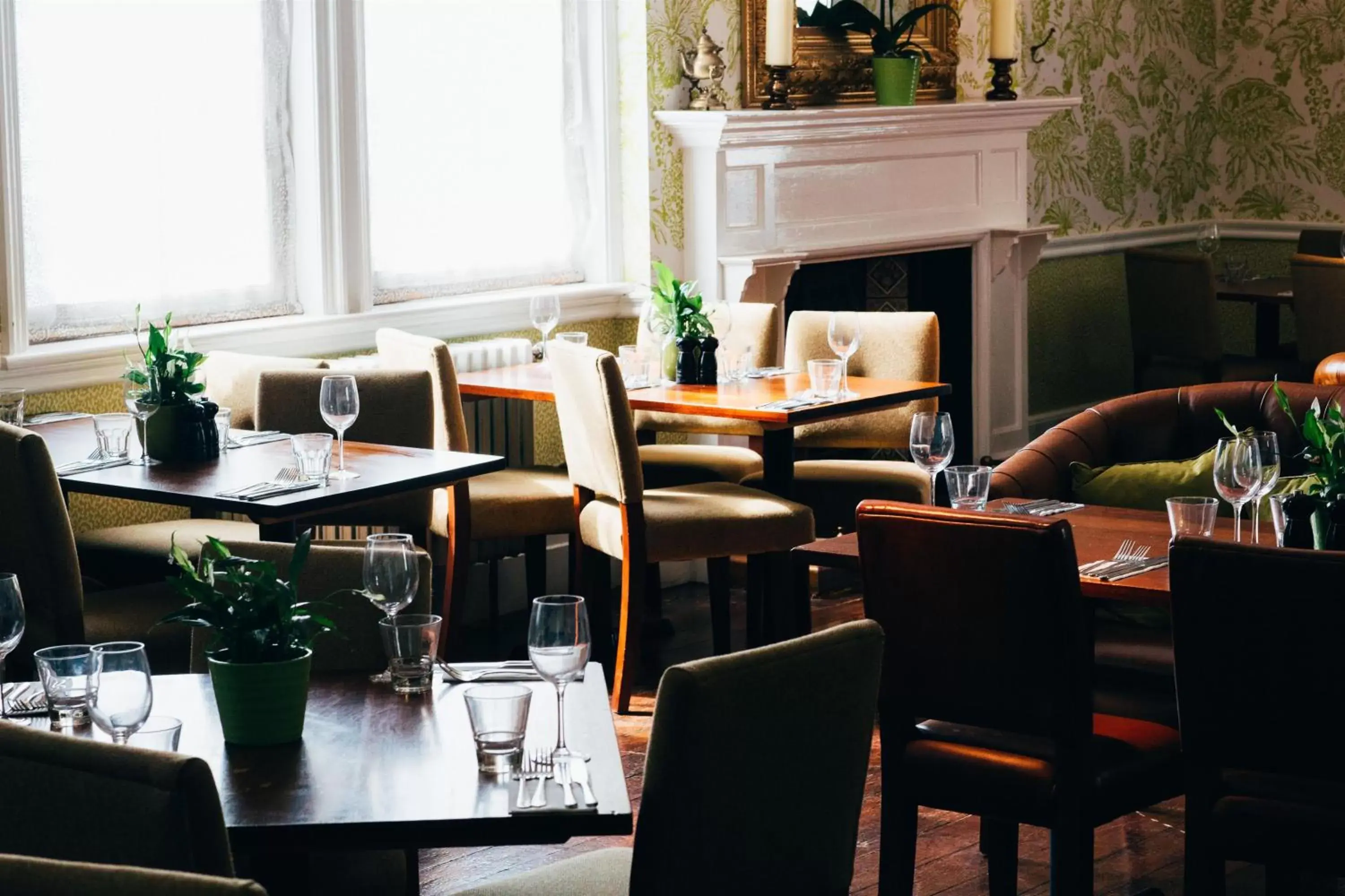Restaurant/Places to Eat in Embankment Hotel