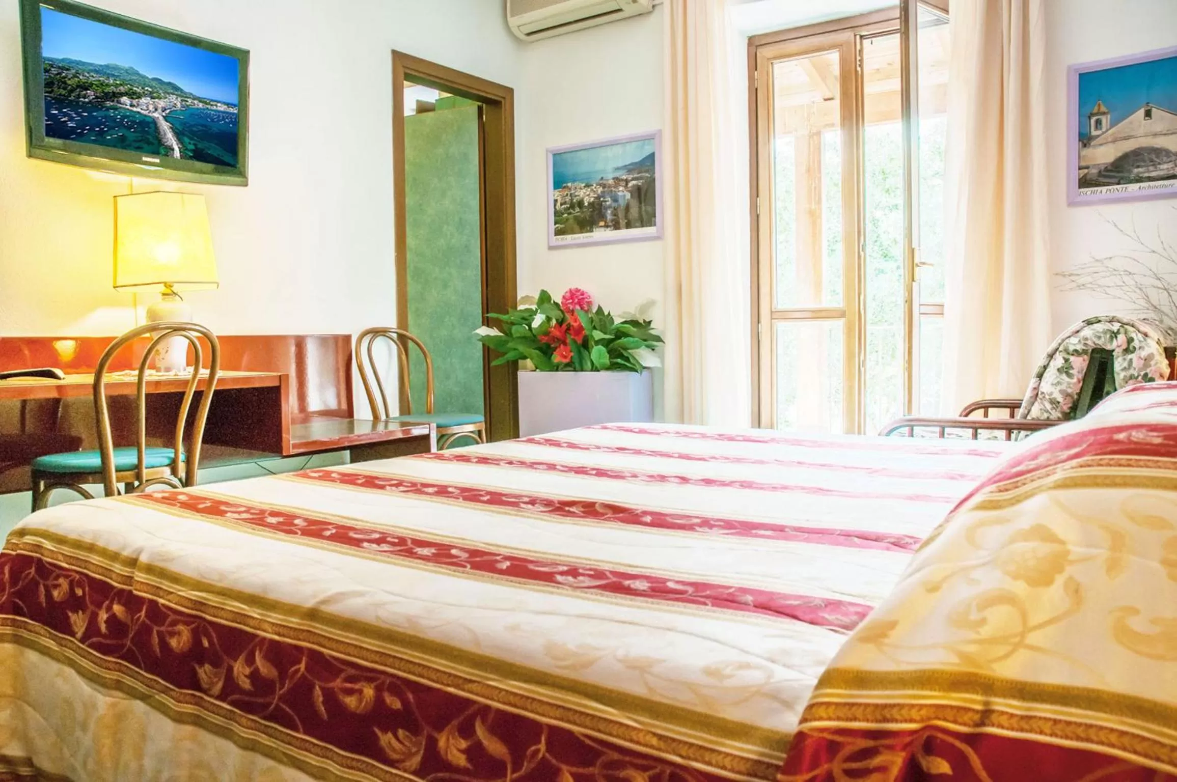 Shower, Bed in Hotel Annabelle