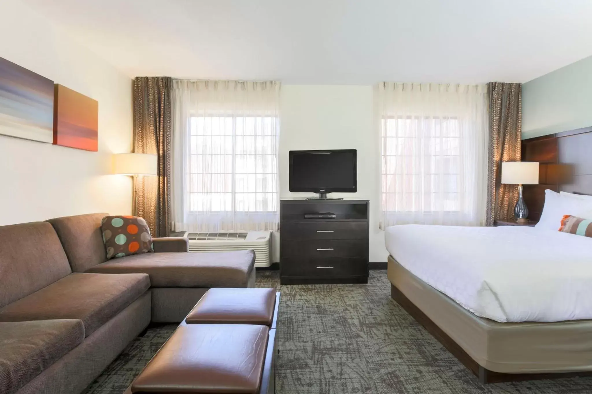 Bedroom, TV/Entertainment Center in Staybridge Suites Columbus-Dublin, an IHG Hotel