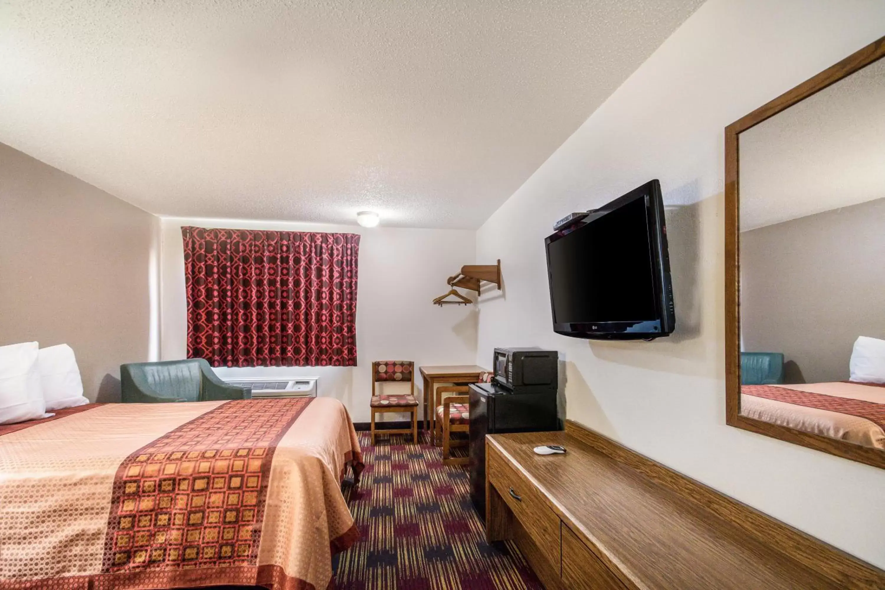 TV/Entertainment Center in Americas Best Value Inn & Suites Harrisonville