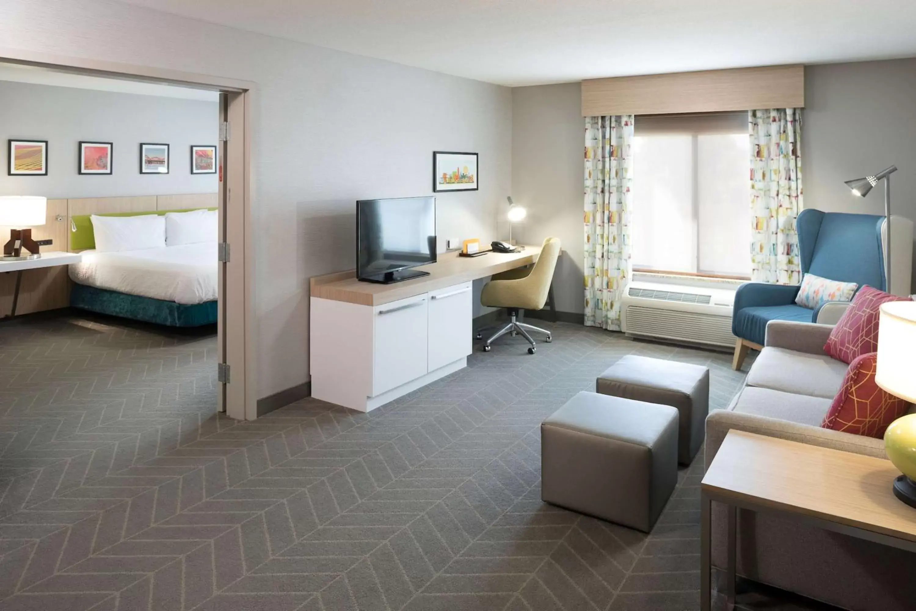 Bedroom, TV/Entertainment Center in Hilton Garden Inn Sioux City Riverfront