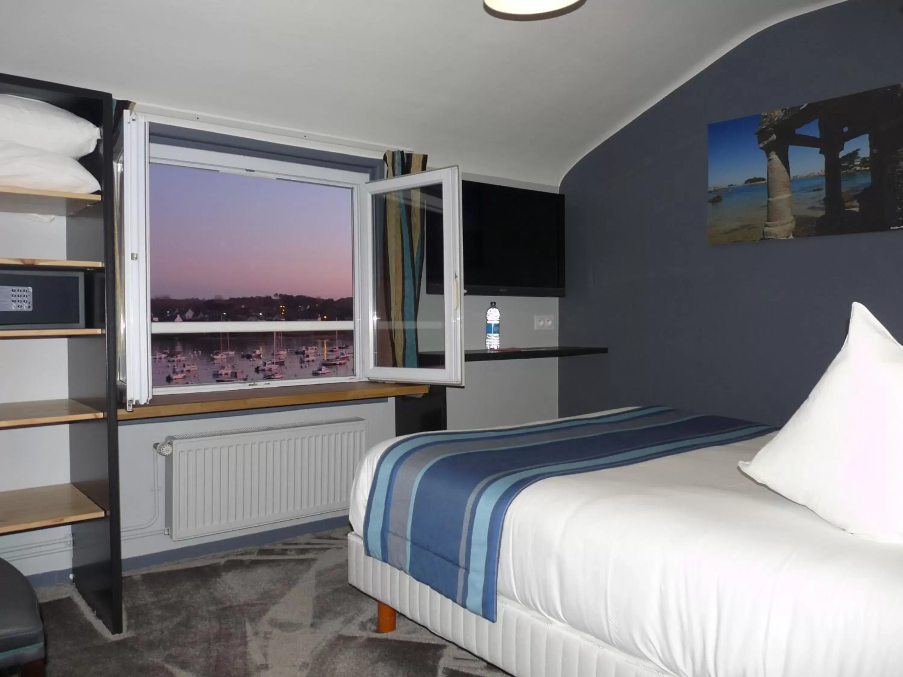 Bedroom, Bed in Hôtel des Rochers