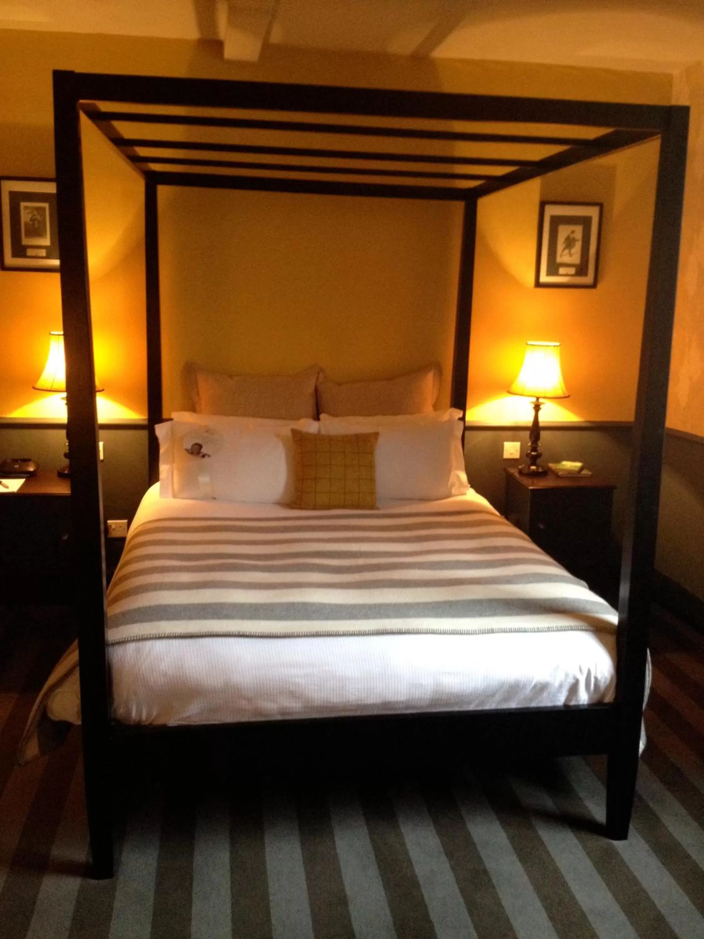 Bed in The Crown And Thistle, Abingdon