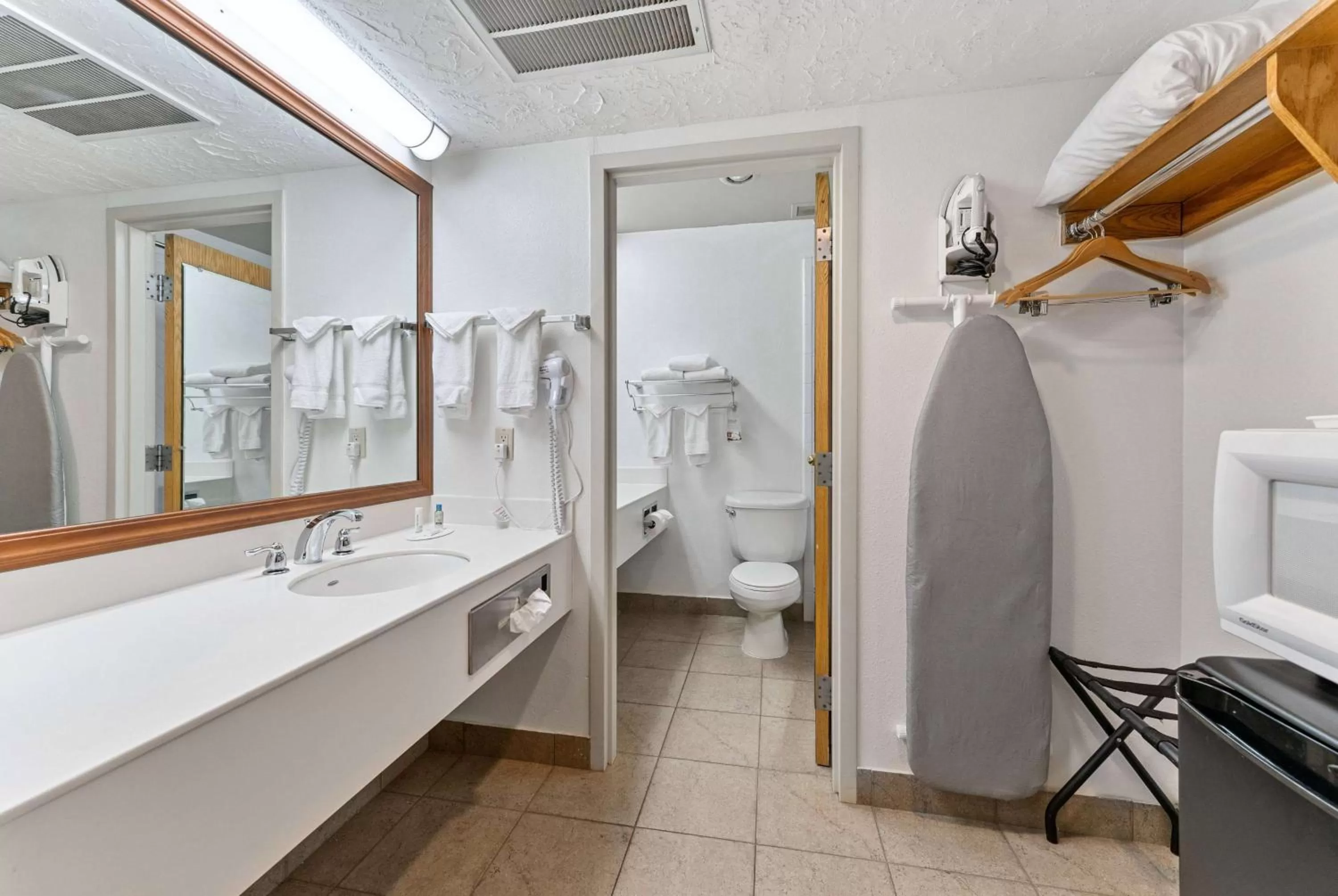 TV and multimedia in Ramada by Wyndham Cedar City