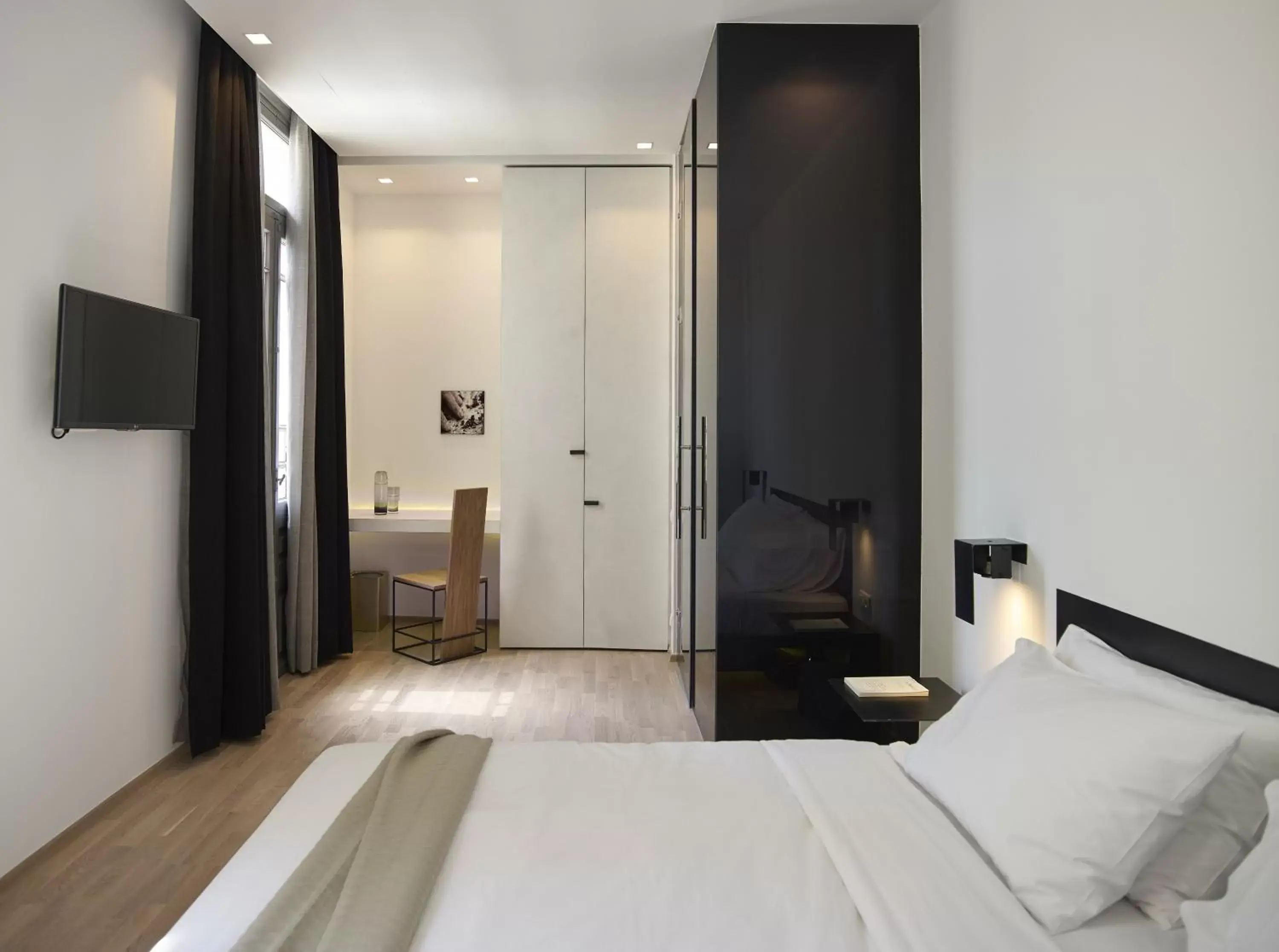 Deluxe Double or Twin Room with Atrium View in InnAthens
