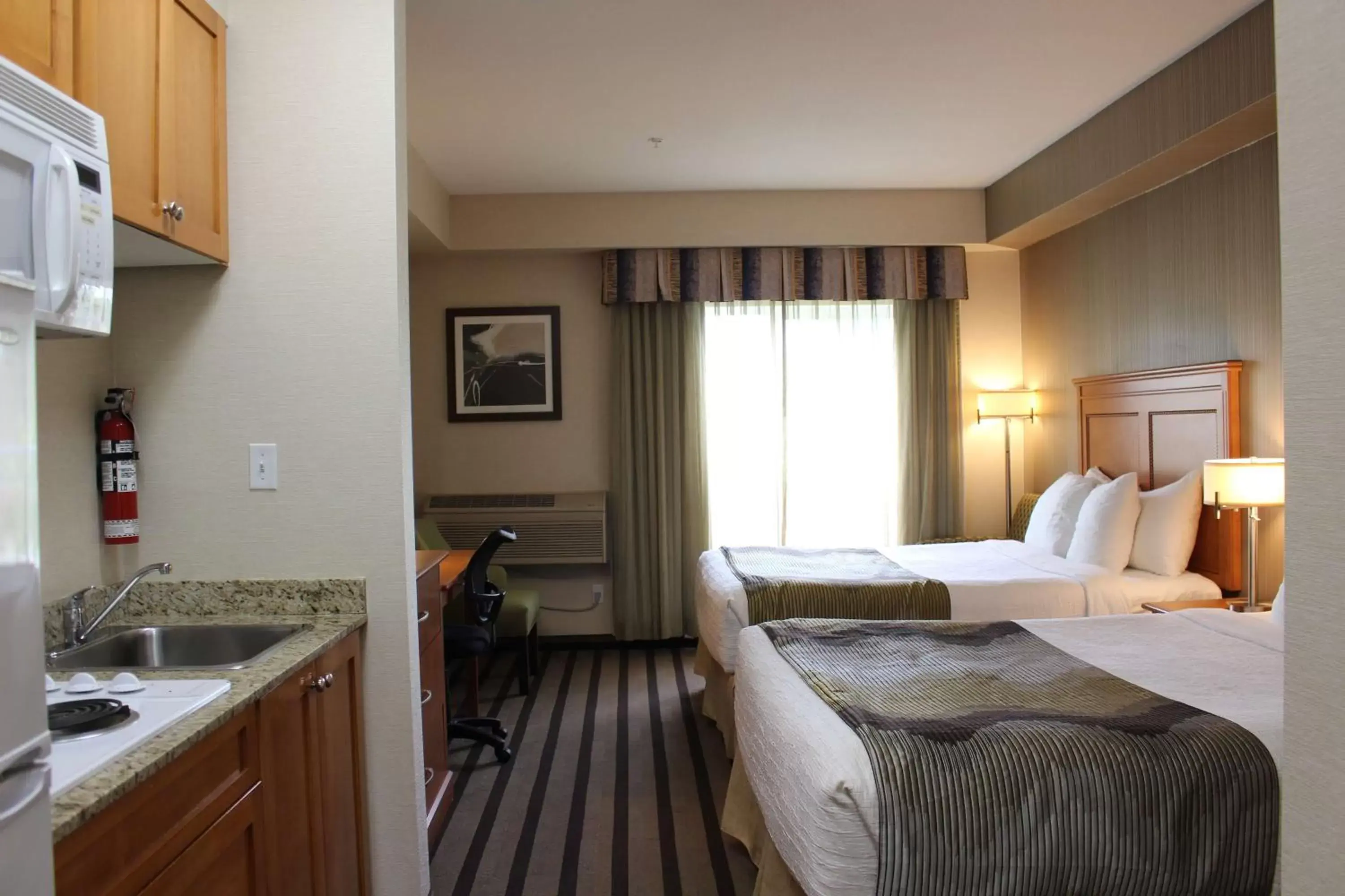 Photo of the whole room, Kitchen/Kitchenette in Best Western King George Inn & Suites