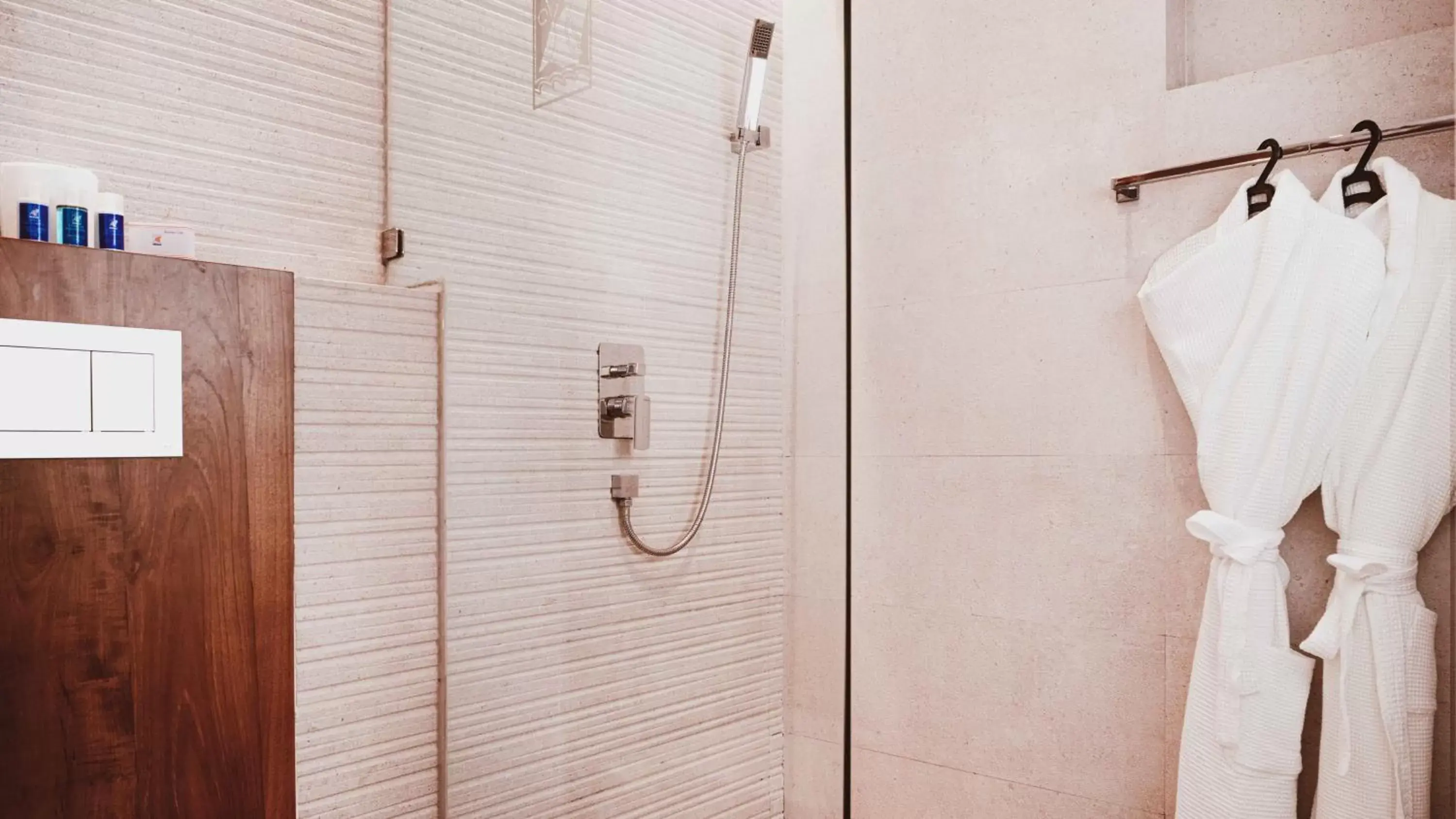 Shower, Bathroom in Camelot Beach Hotel