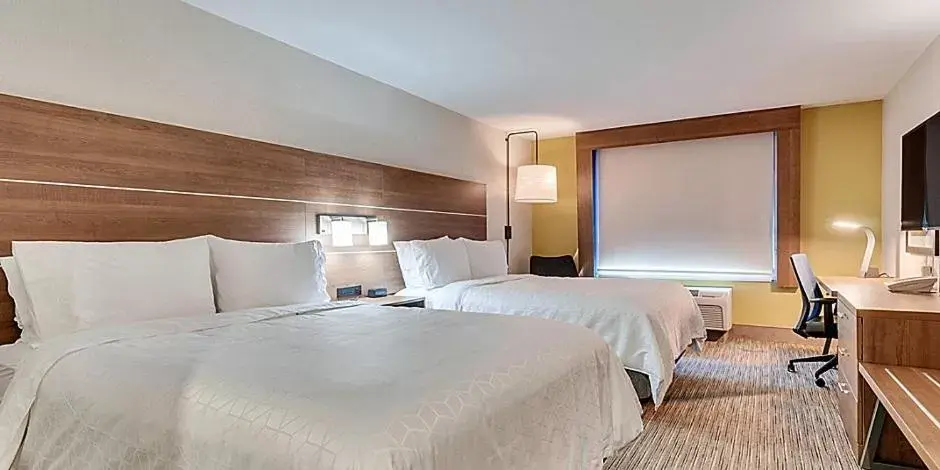 Bed in Holiday Inn Express Hotel & Suites Lake Elsinore, an IHG Hotel