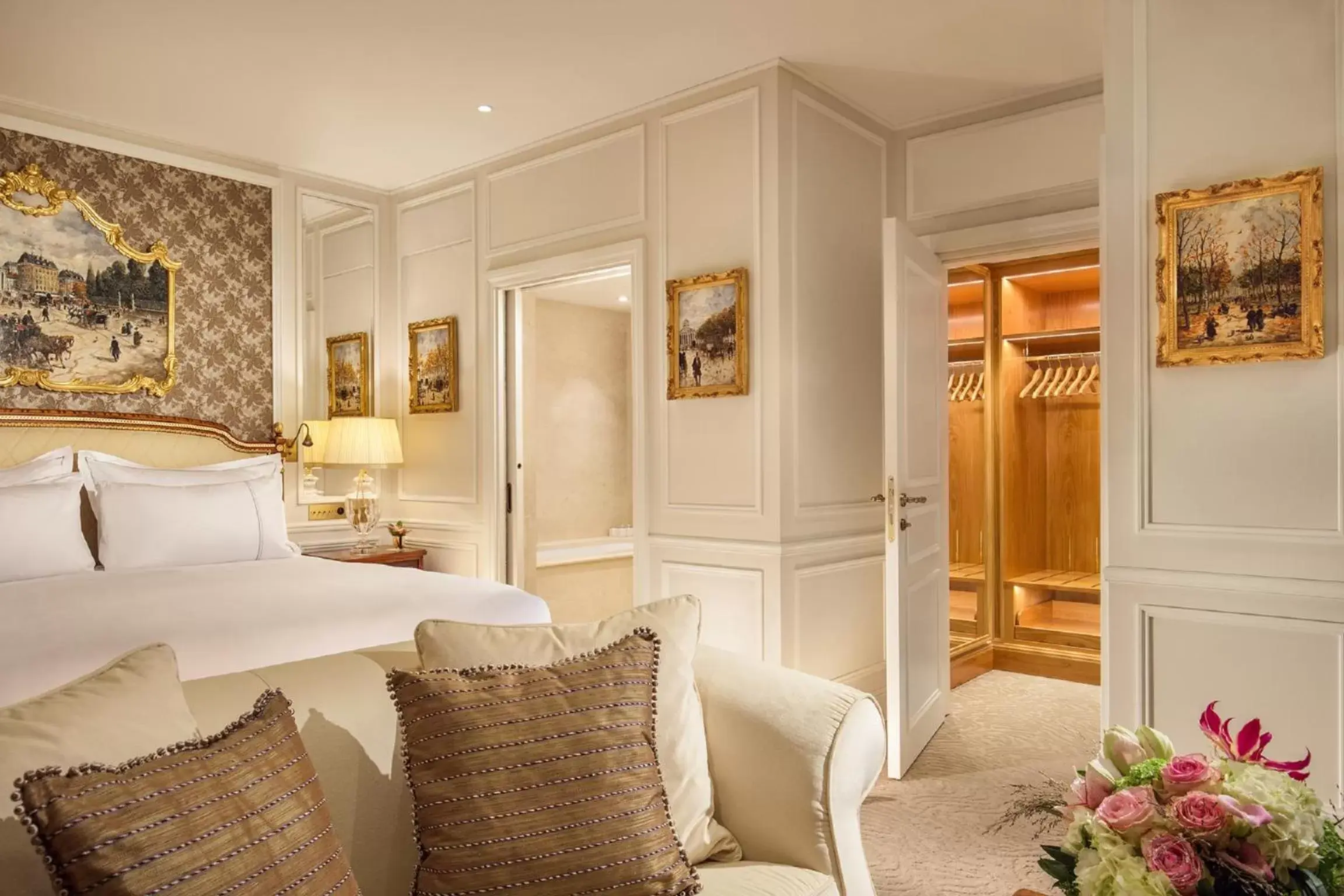 Bedroom in Hotel Splendide Royal Paris - Relais & Châteaux