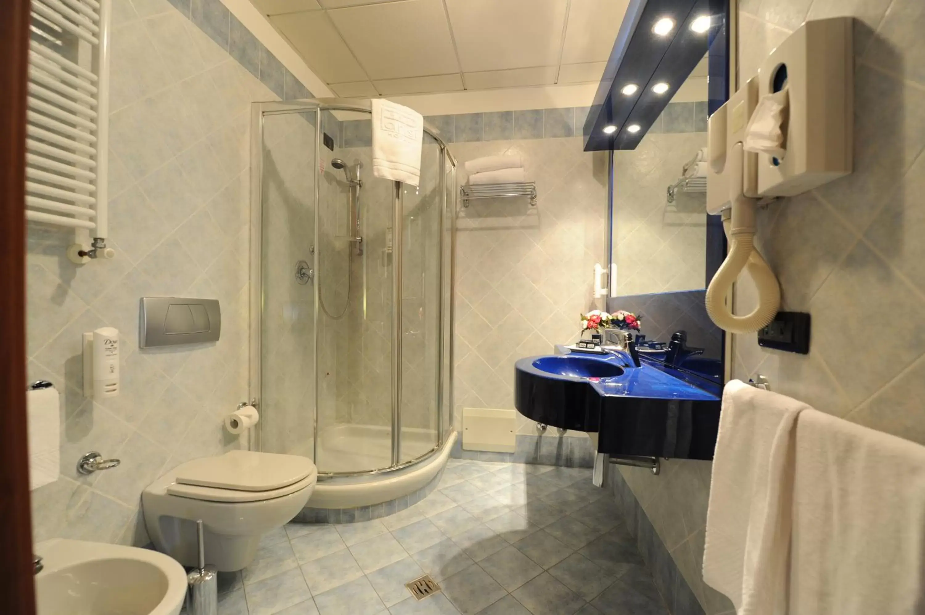 Bathroom in Hotel Parisi