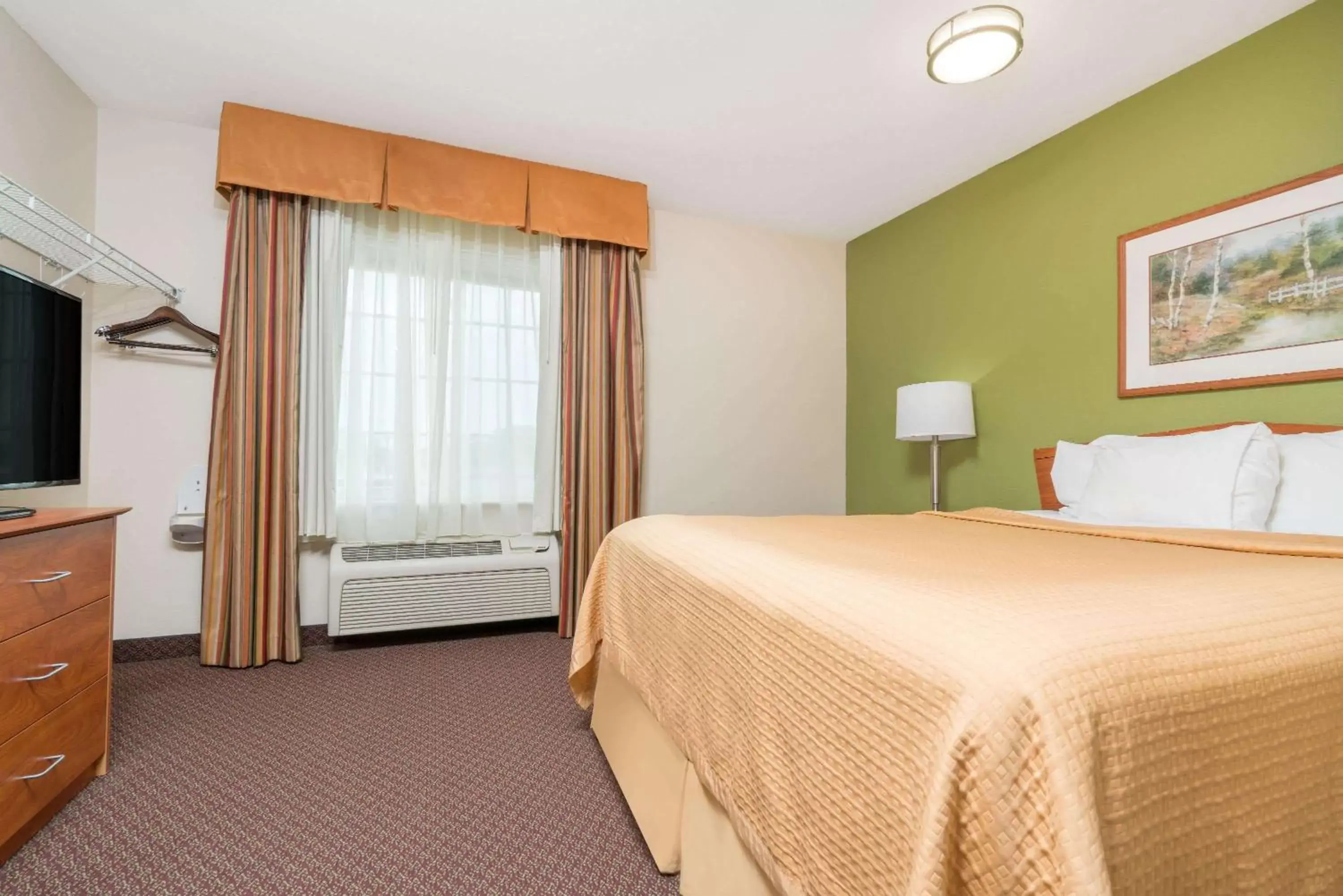 Photo of the whole room, Bed in Days Inn & Suites by Wyndham Rochester South
