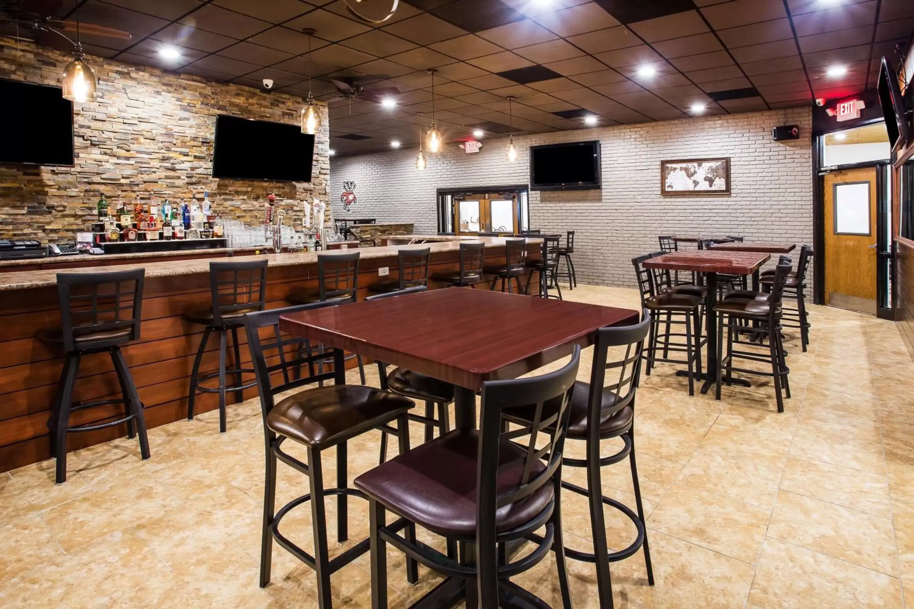 Lounge or bar, Restaurant/Places to Eat in AmericInn by Wyndham Janesville