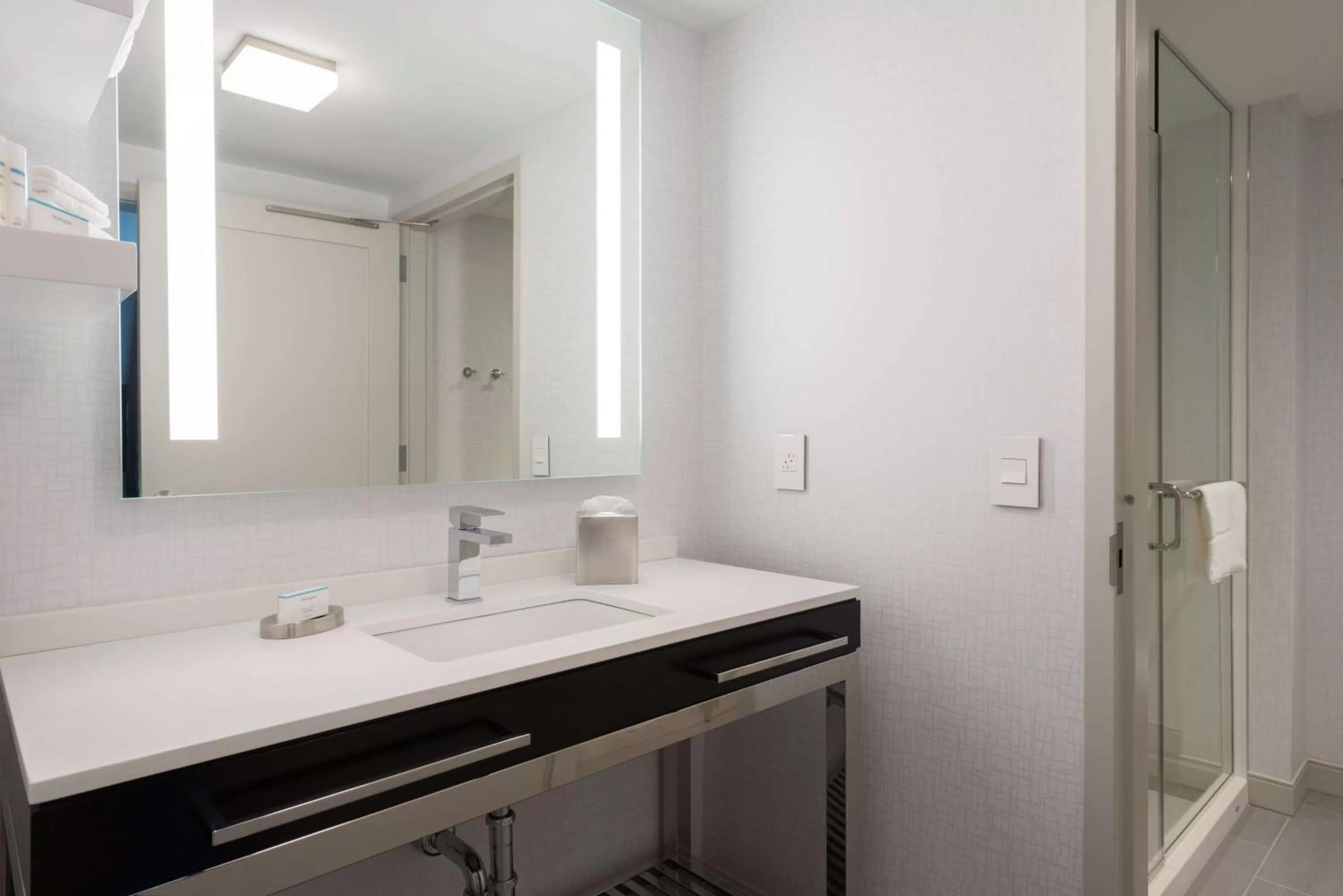 Bathroom in Hampton Inn & Suites Bridgewater, NJ