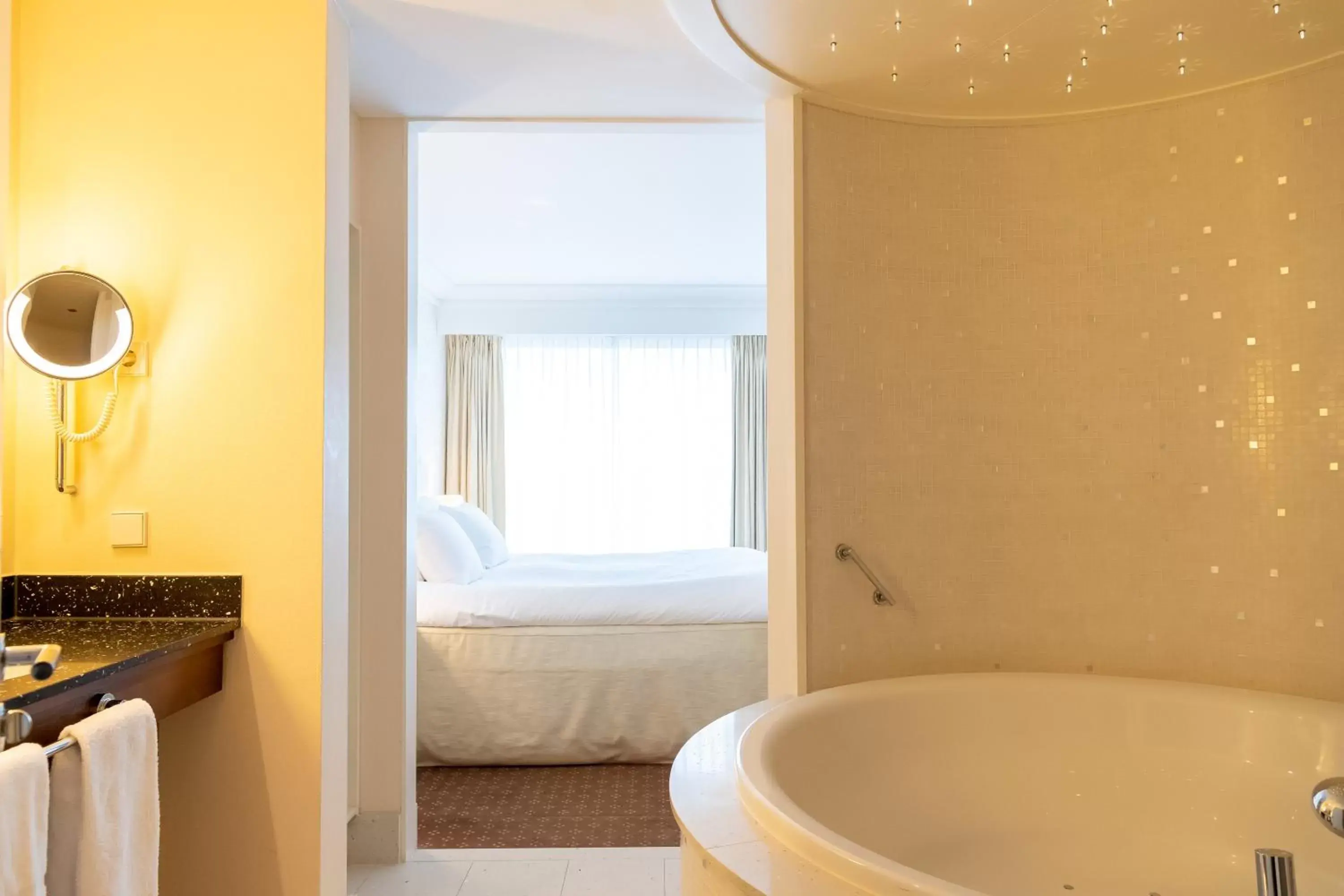 Hot Tub, Bathroom in Van der Valk Palace Hotel Noordwijk