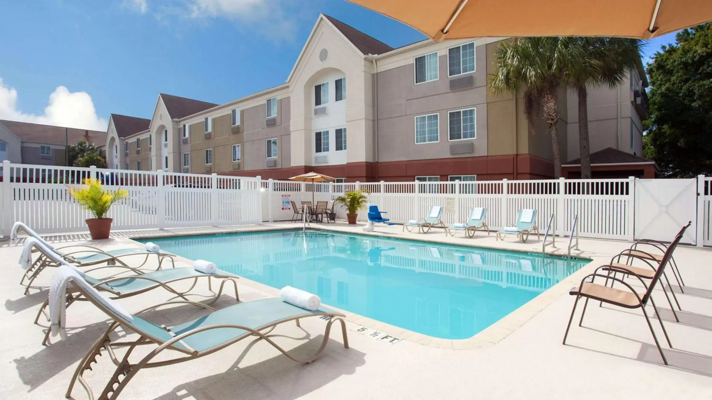 Pool view, Swimming Pool in Sonesta Simply Suites Clearwater