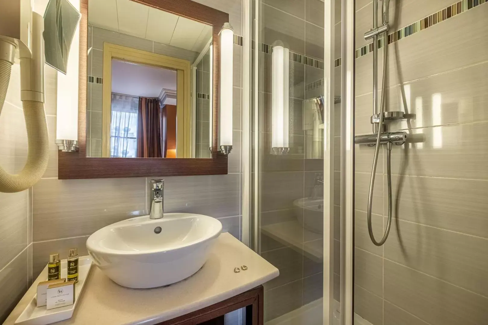 Bathroom in Hotel Saint Honore 85