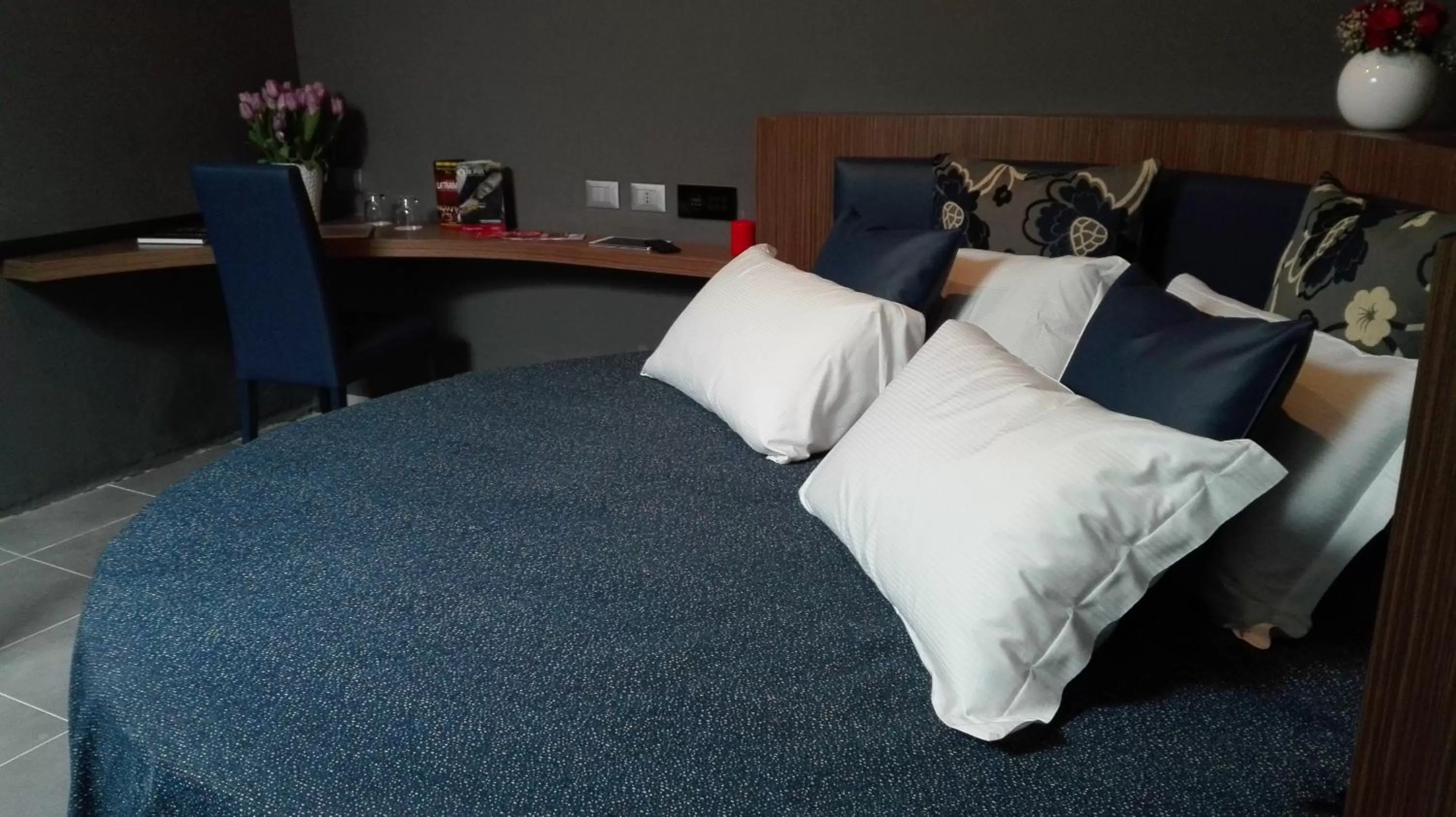 Bedroom, Bed in Hotel The Building