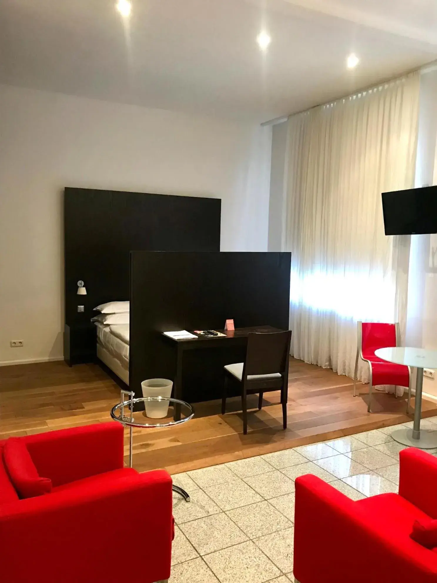 Bed, TV/Entertainment Center in The New Yorker Hotel Koln-Messe