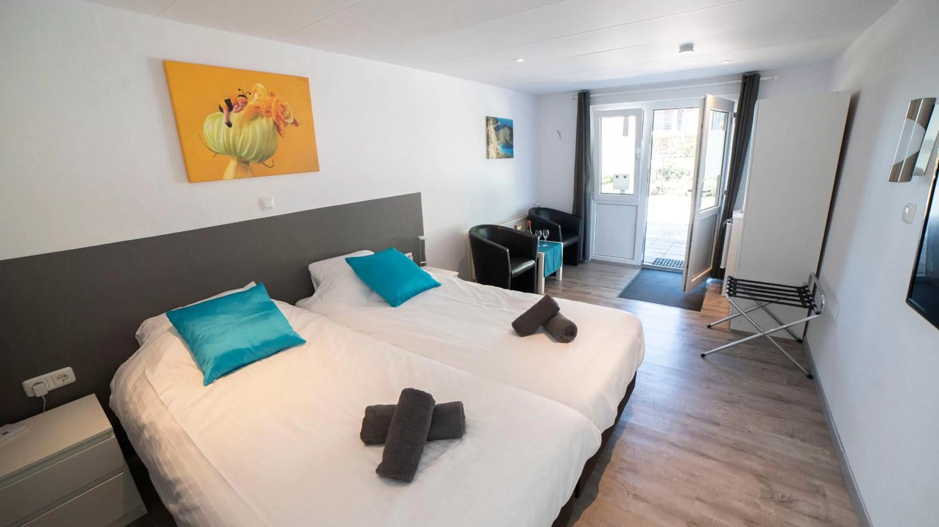 Photo of the whole room, Bed in De Heek