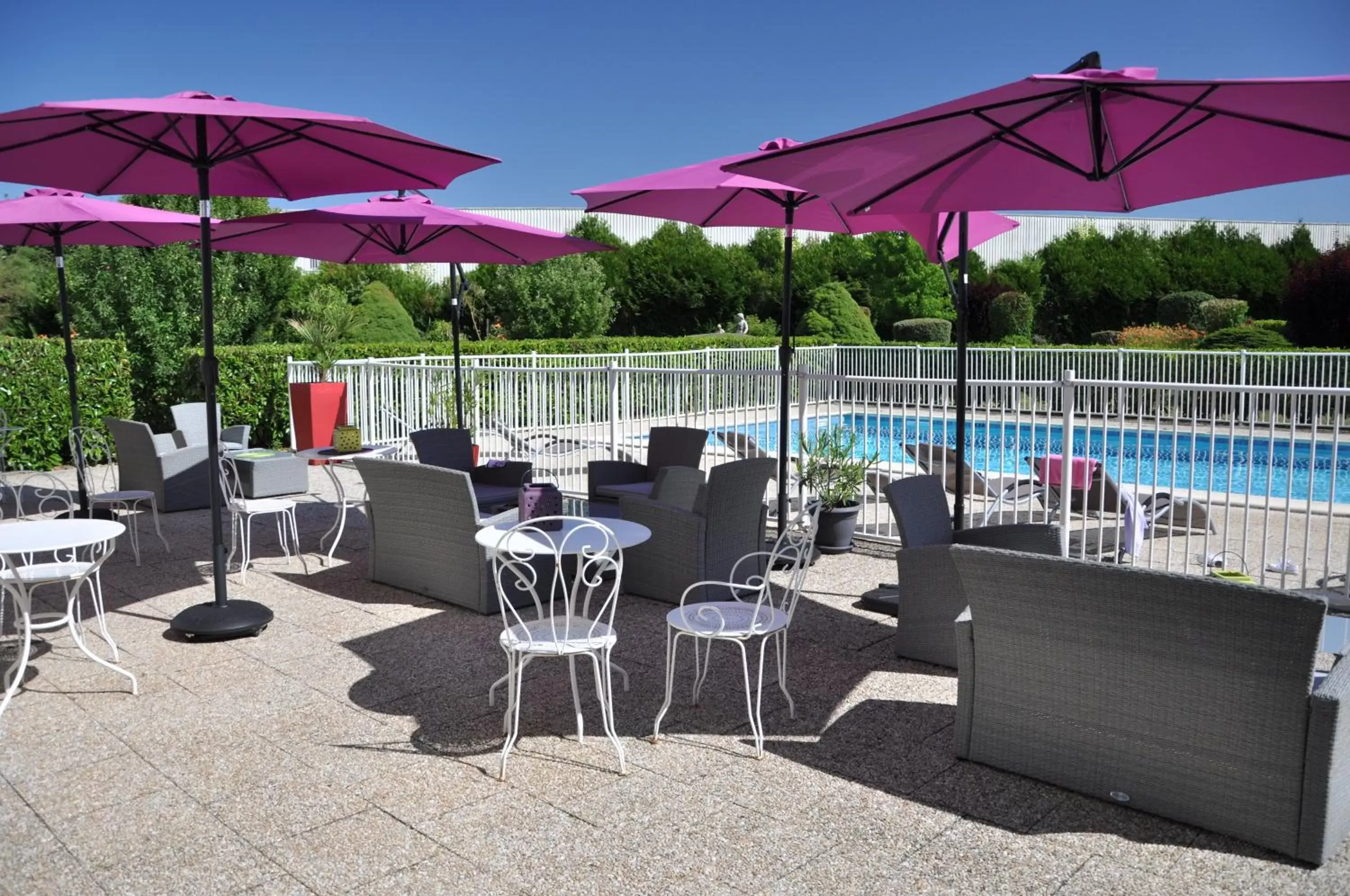 Property building, Swimming Pool in ibis Styles Gien