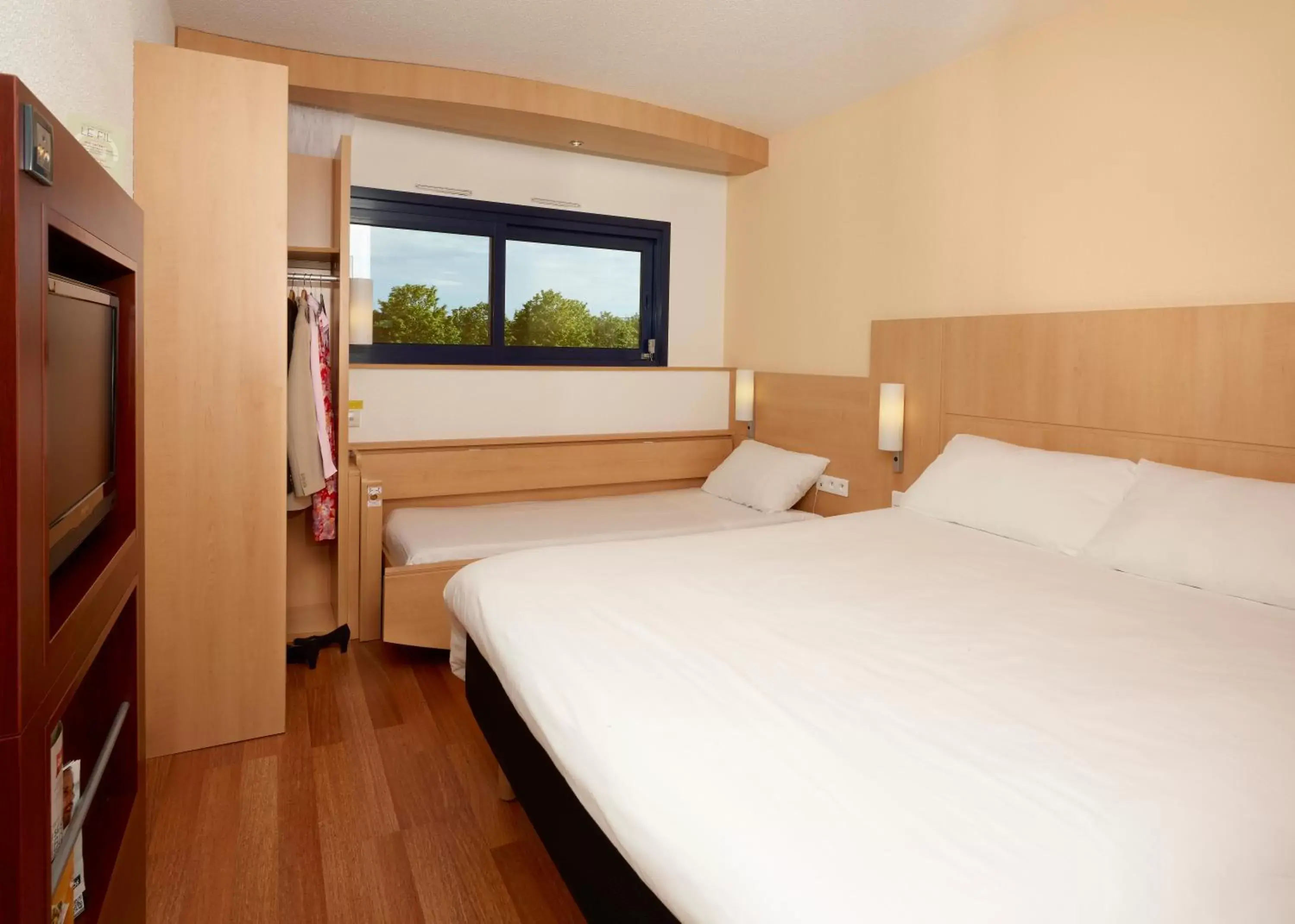 Standard Room with 1 Double and 1 Single Bed in ibis Site du Futuroscope