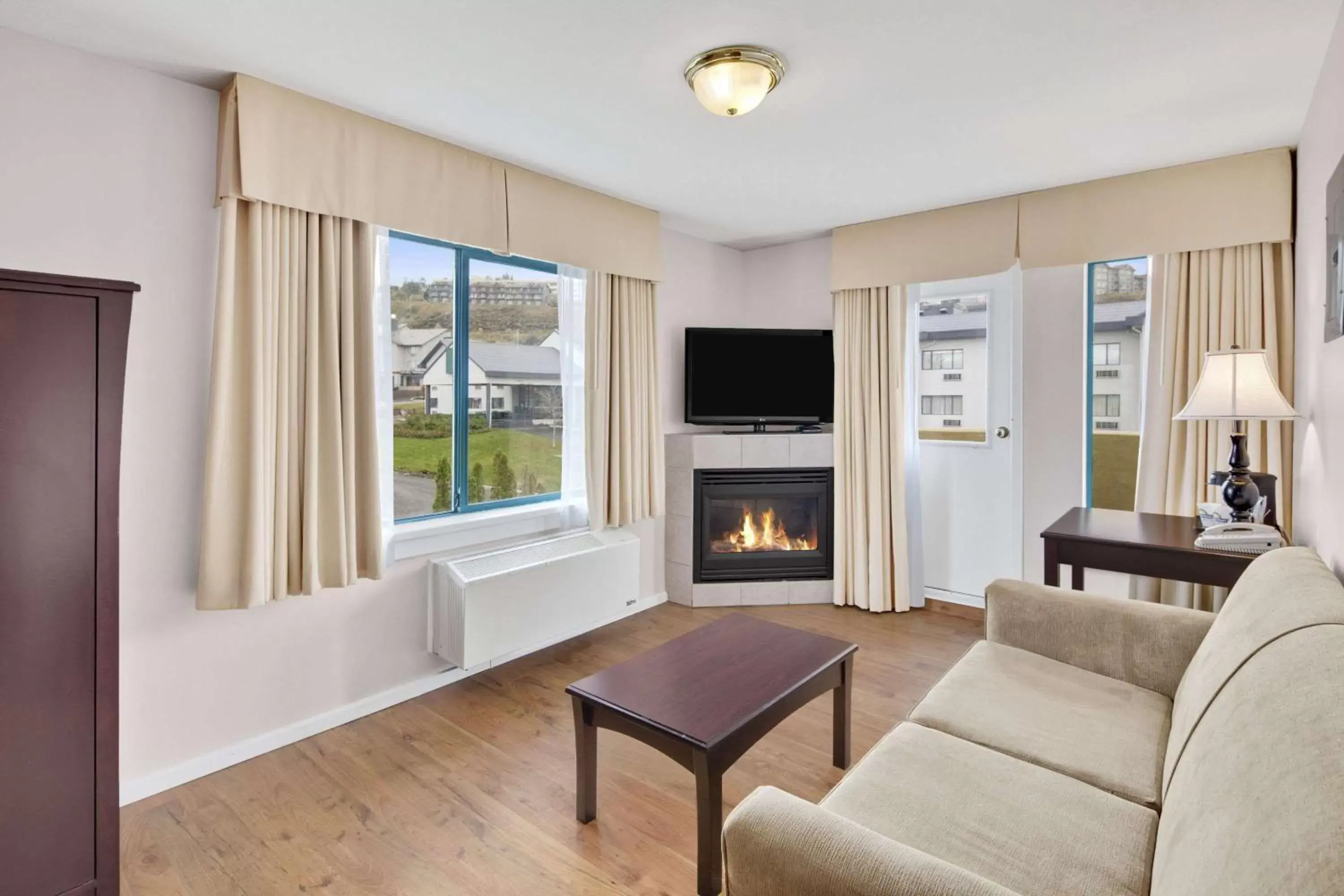 Photo of the whole room, Seating Area in Days Inn by Wyndham Kamloops BC