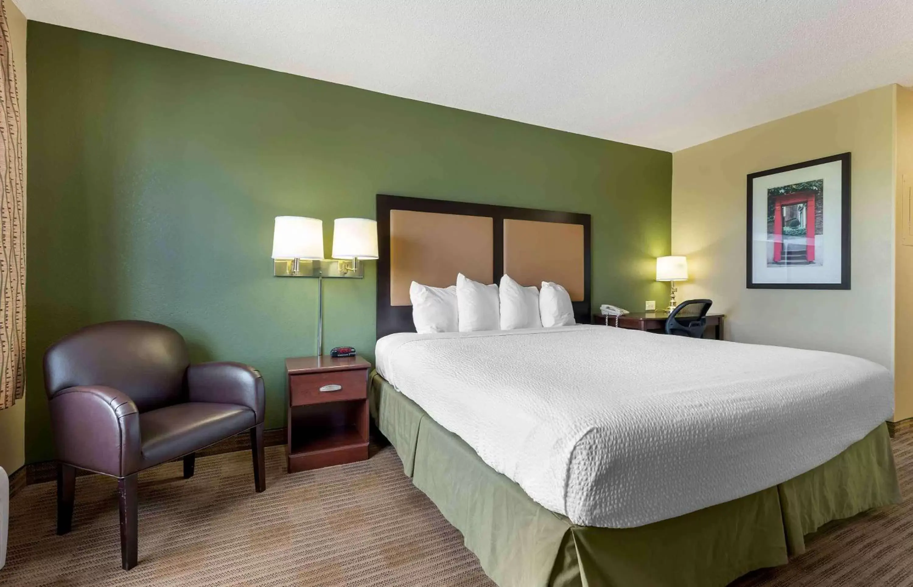 Bedroom, Bed in Extended Stay America Suites - Chicago - Hanover Park