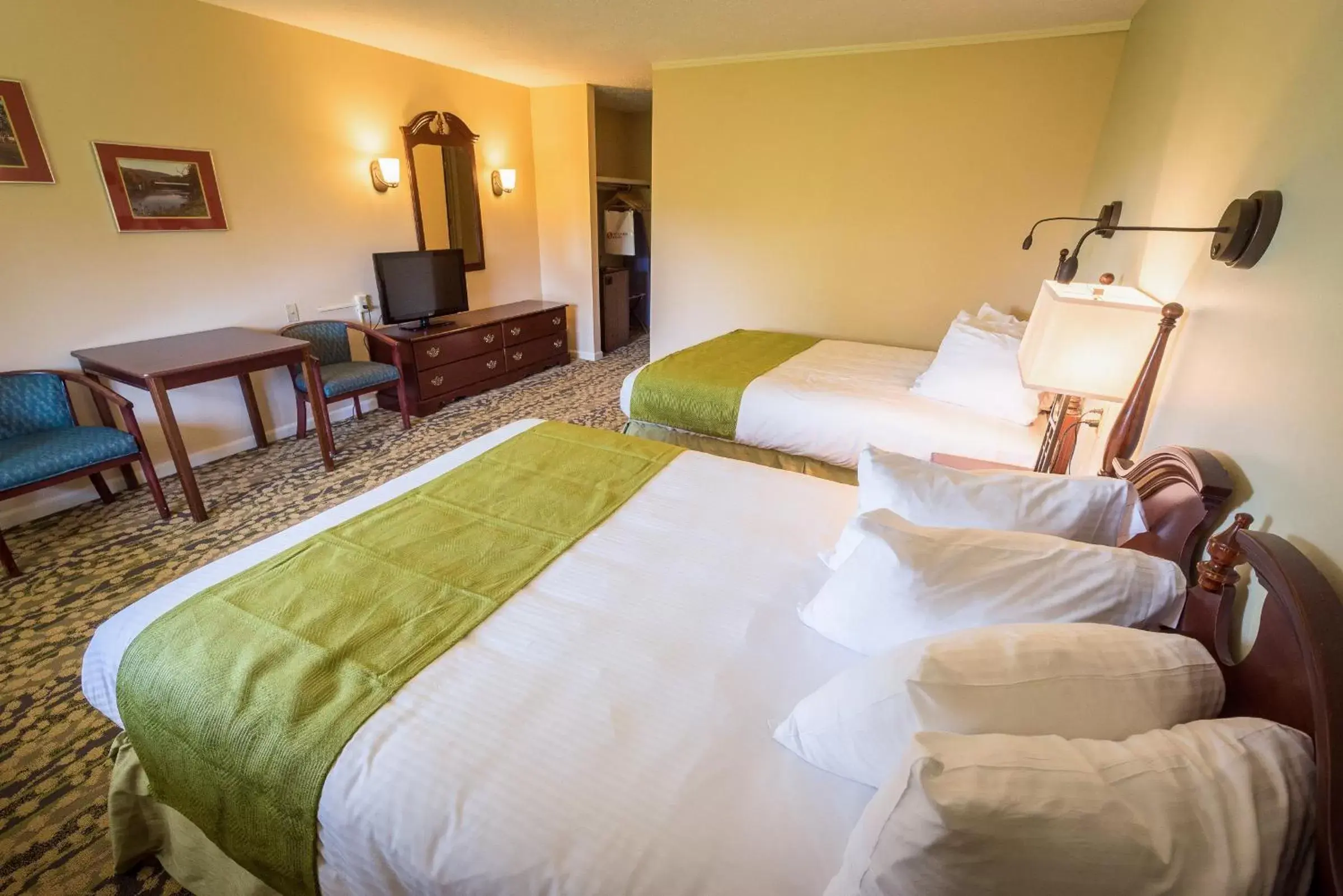 Photo of the whole room, Bed in Fox Ridge Resort