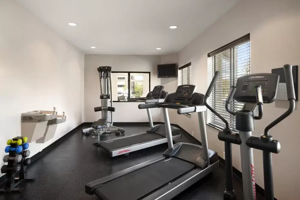 Fitness centre/facilities, Fitness Center/Facilities in Country Inn & Suites by Radisson, Erie, PA