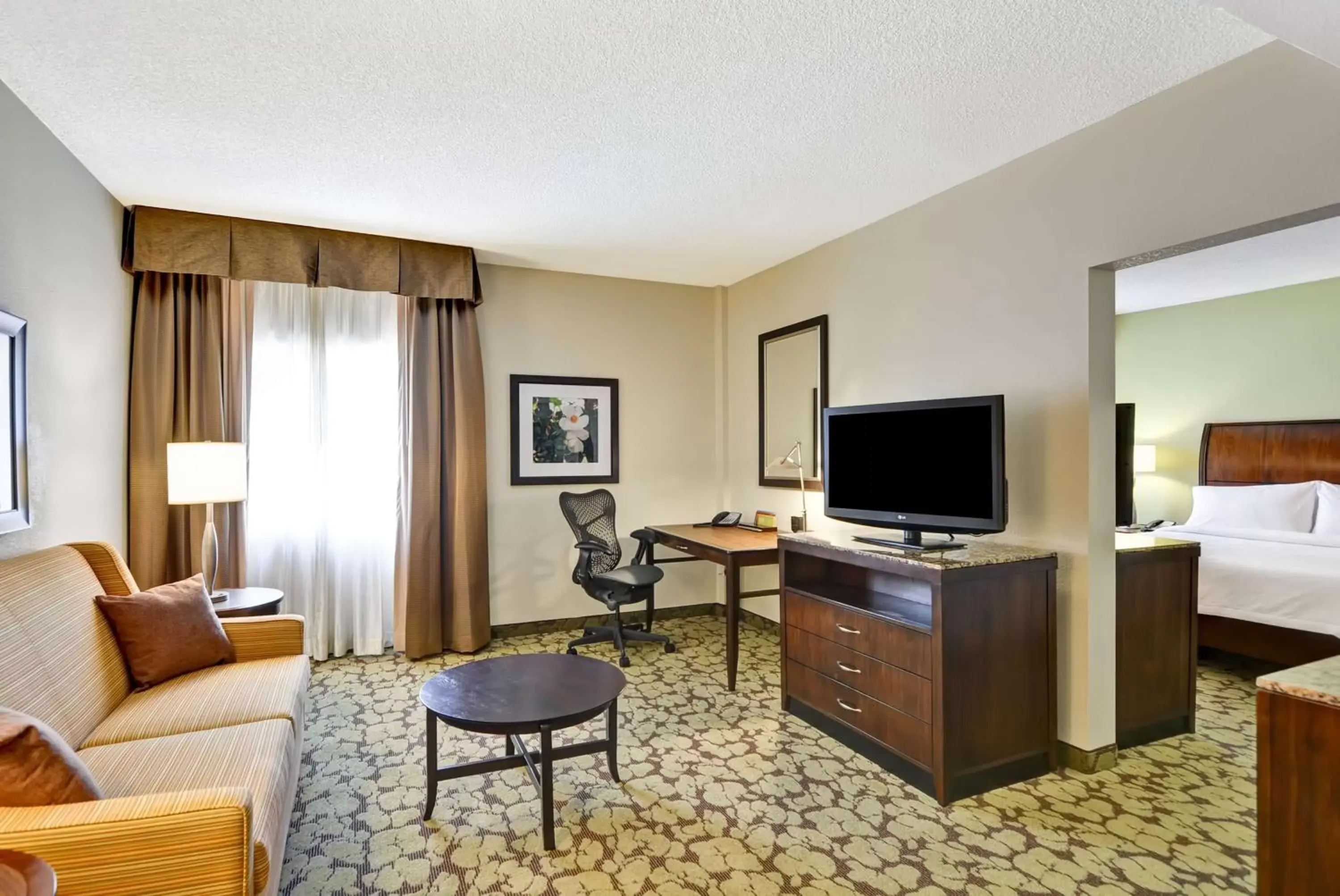 Bedroom, TV/Entertainment Center in Hilton Garden Inn Phoenix Midtown