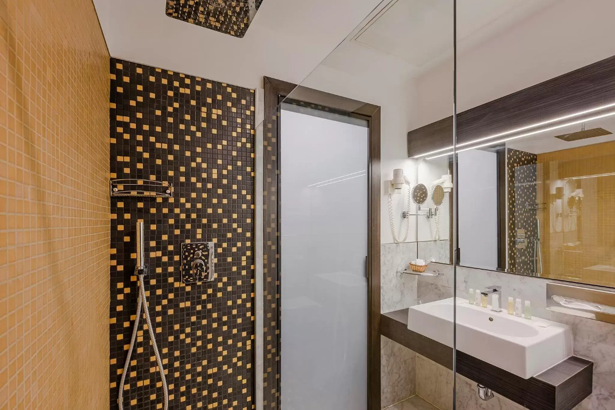 Shower, Bathroom in Hotel Museum Budapest