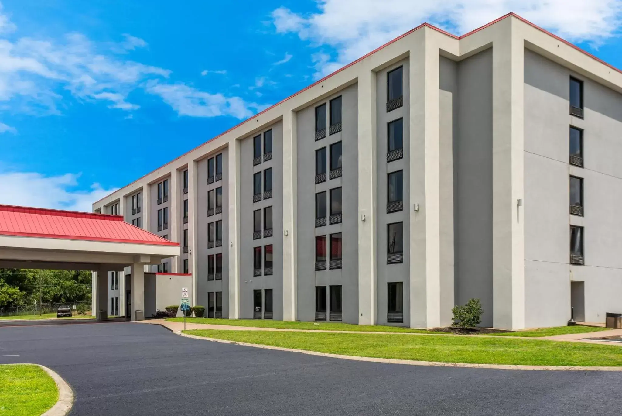 Property Building in Red Roof Inn Nashville - Music City