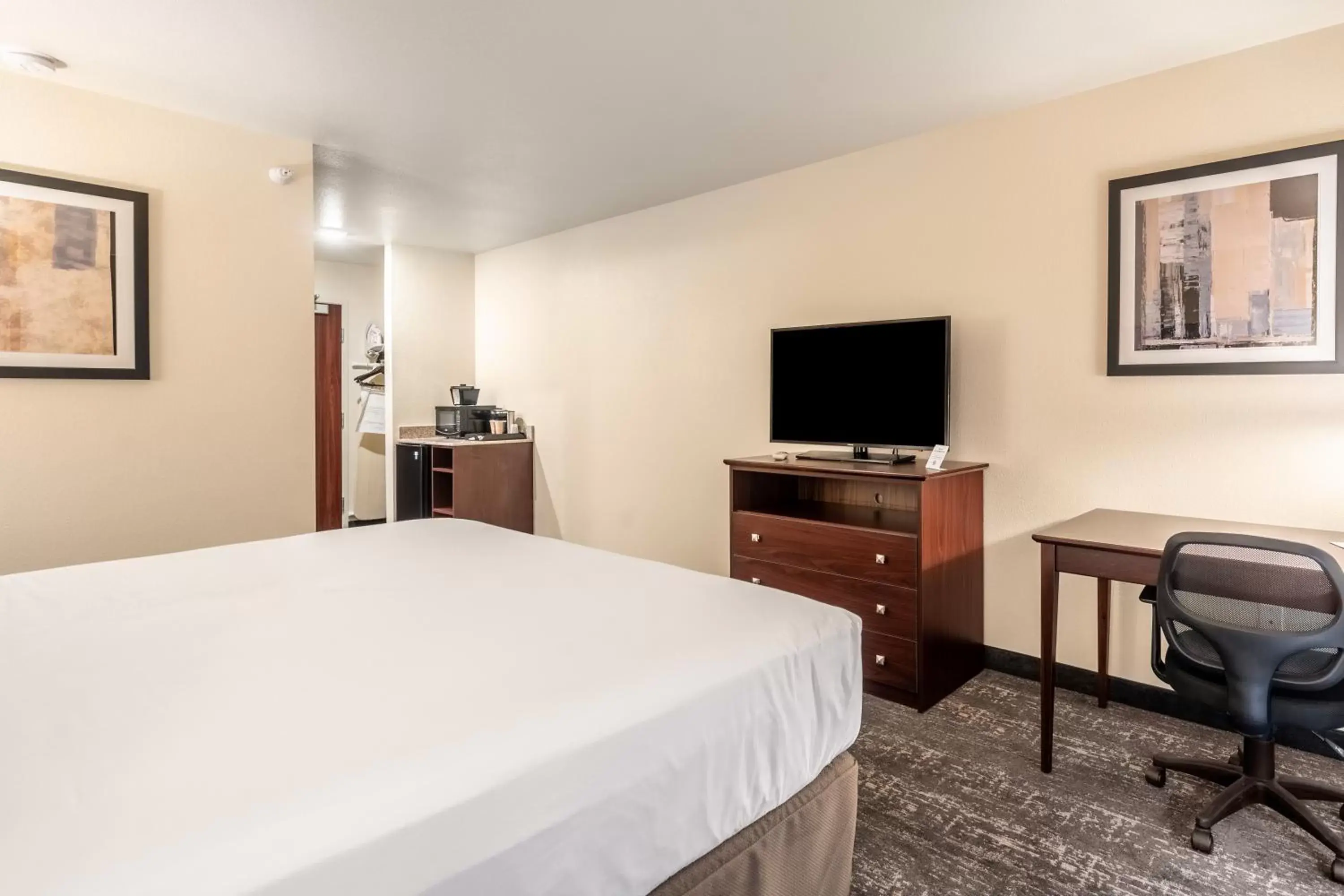Bed in Cobblestone Hotel & Suites - Newport