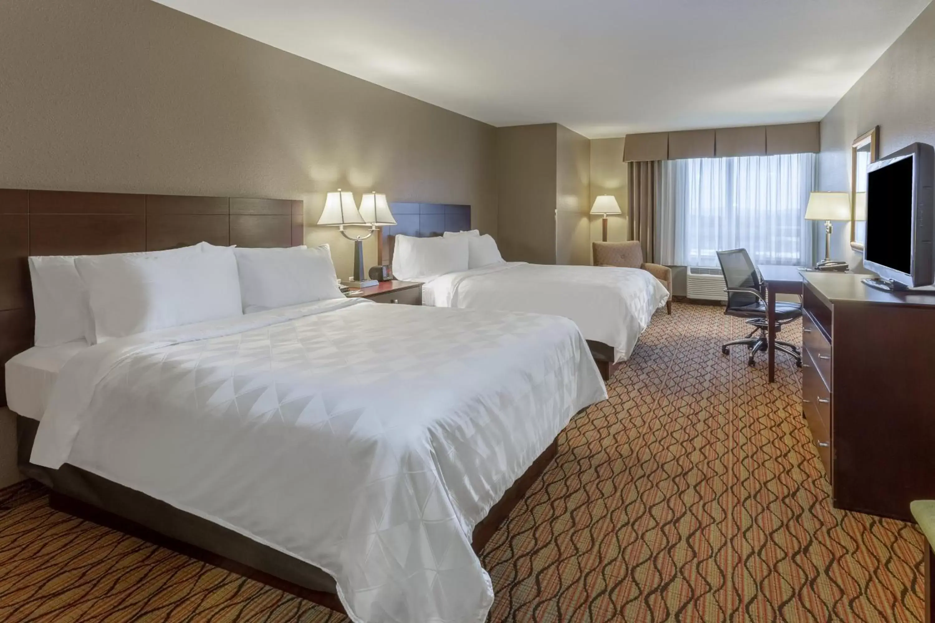 Photo of the whole room, Bed in Holiday Inn Eau Claire South, an IHG Hotel