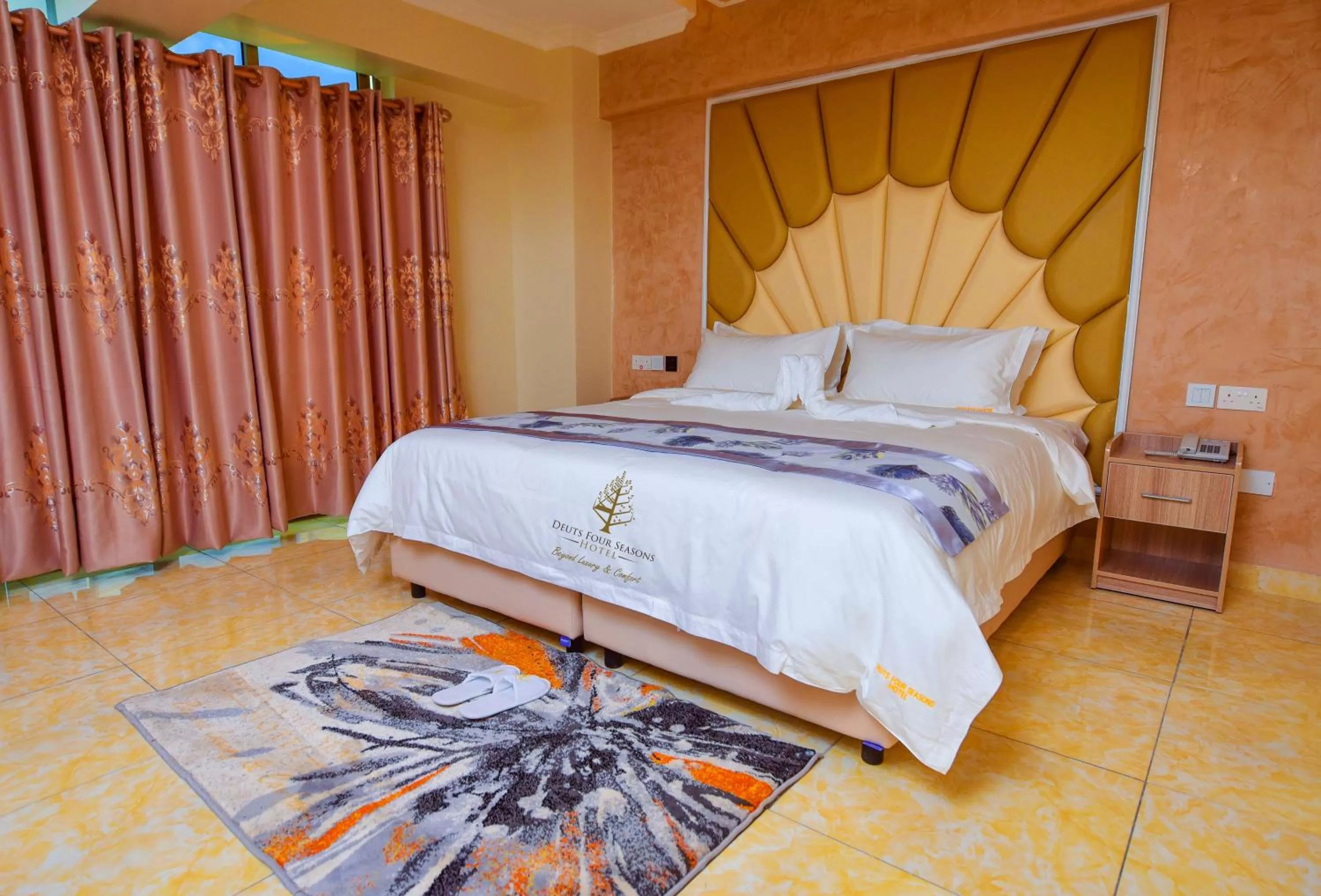 Photo of the whole room, Bed in Deuts Four Seasons Hotel