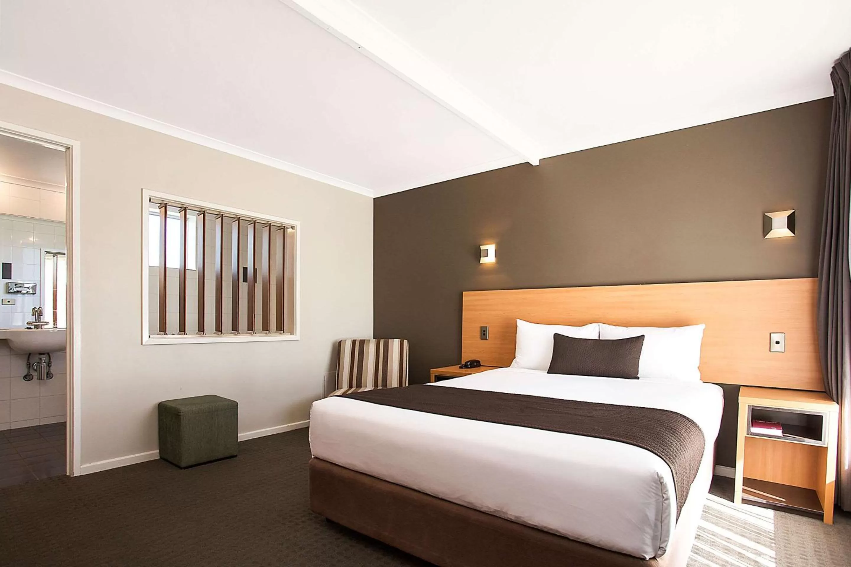 Bedroom, Bed in Comfort Inn On Raglan