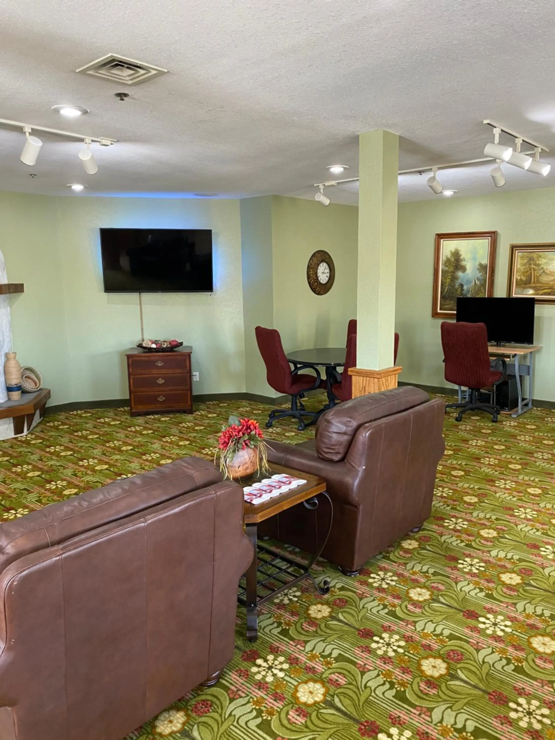 Seating area in Brookwood Inn Branson