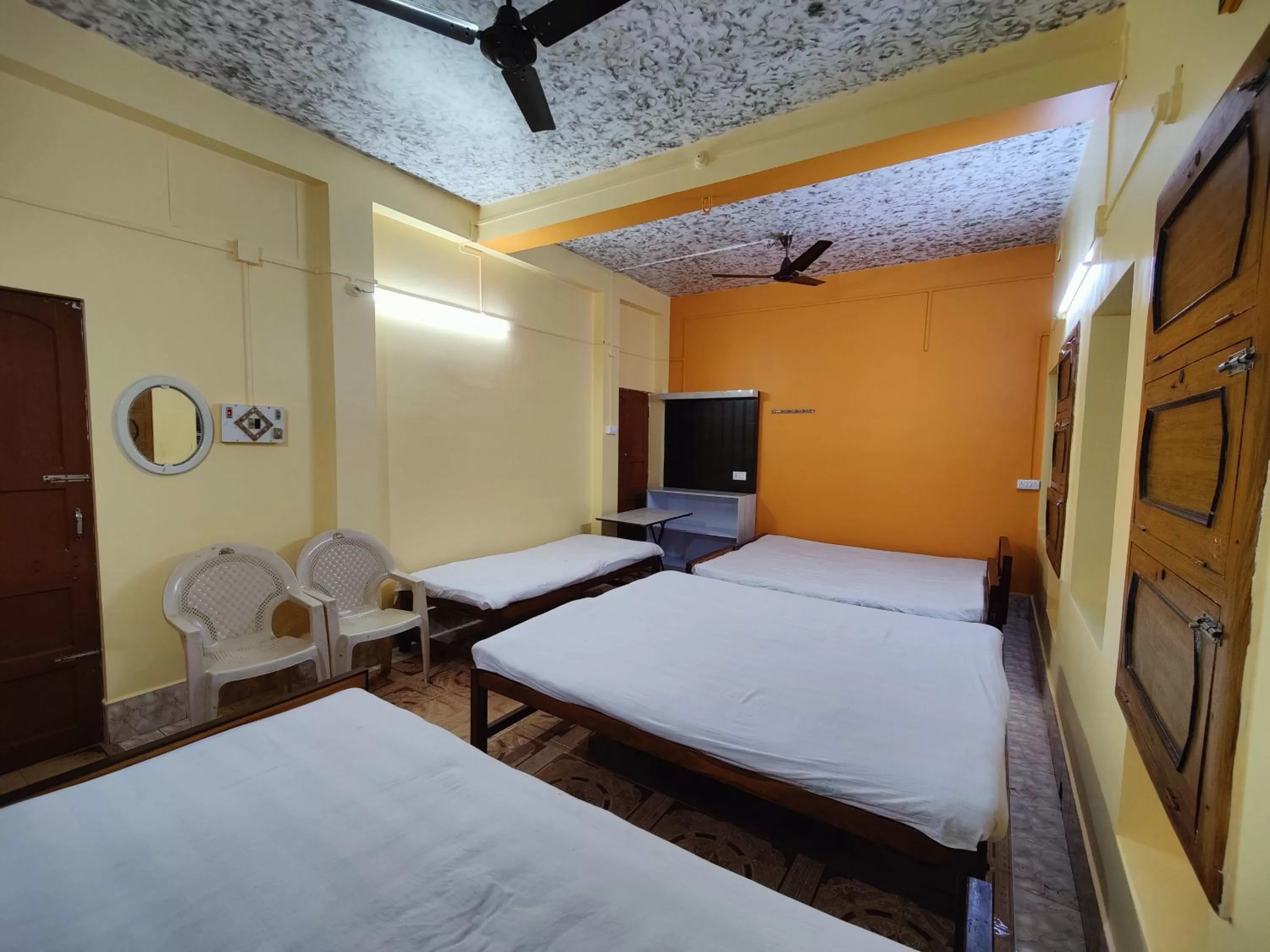 Photo of the whole room, Bed in Monalisa Lodge