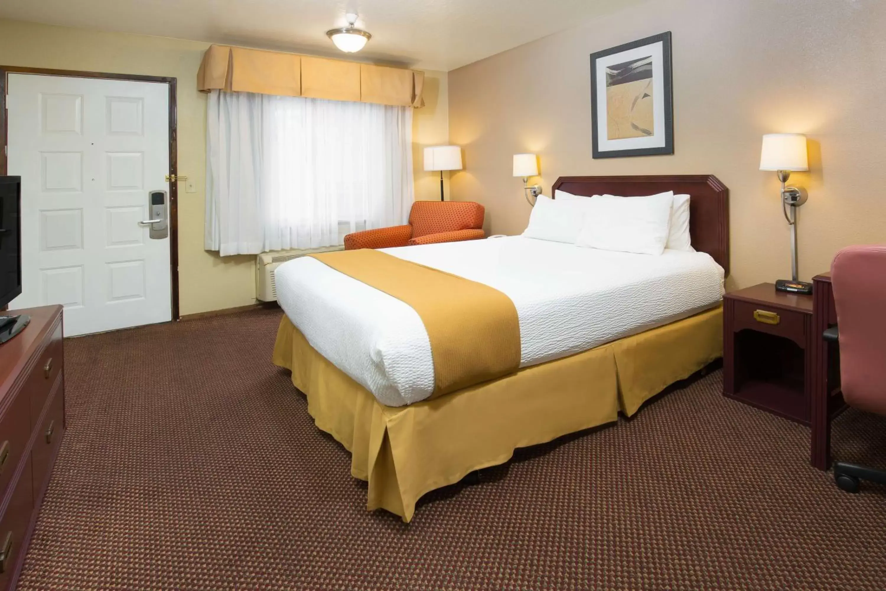 Photo of the whole room, Bed in Days Inn by Wyndham Pinole Berkeley