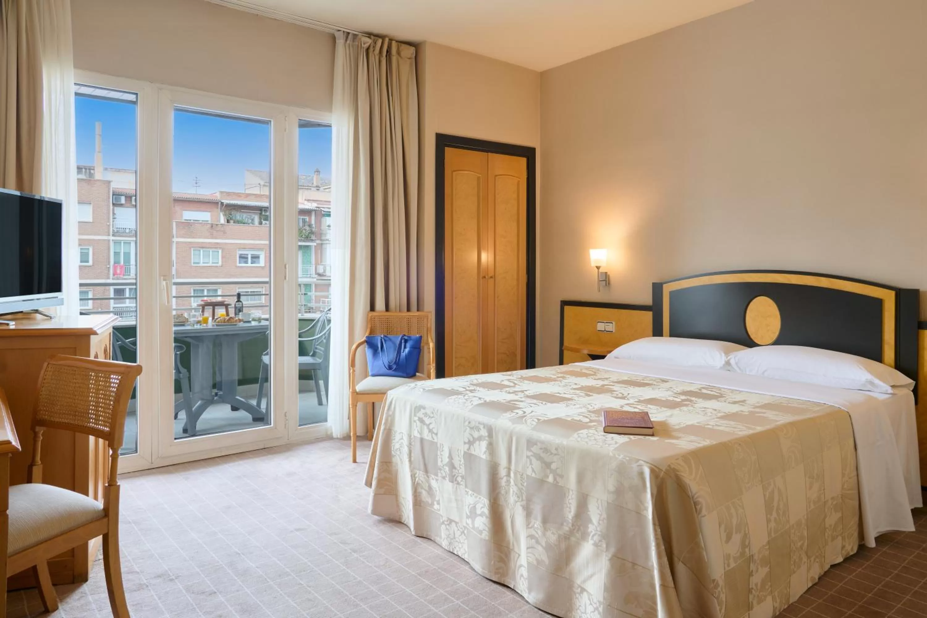 Balcony/Terrace, Bed in Hotel Macià Cóndor