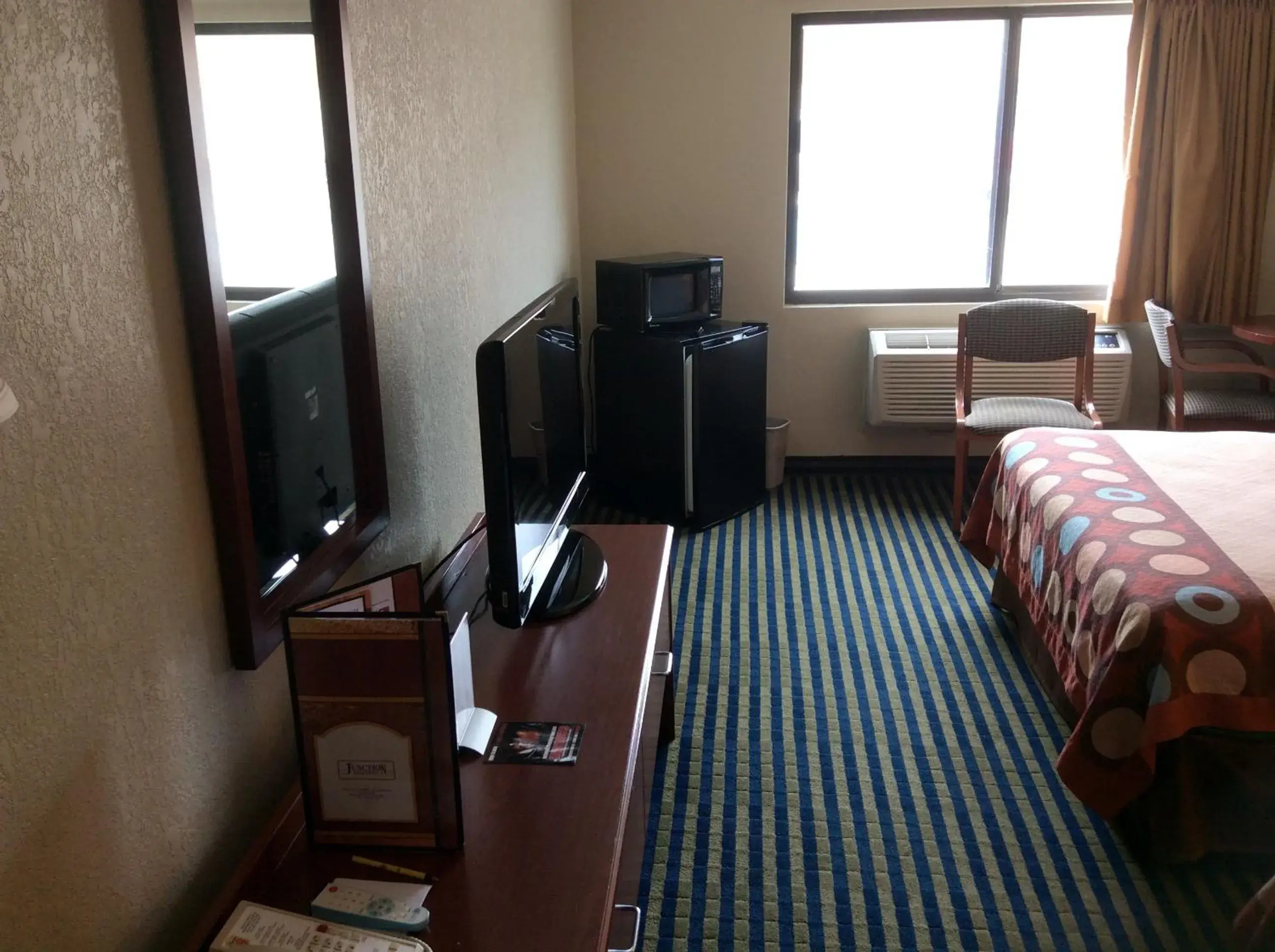 Bed, TV/Entertainment Center in Super 8 by Wyndham Marshalltown