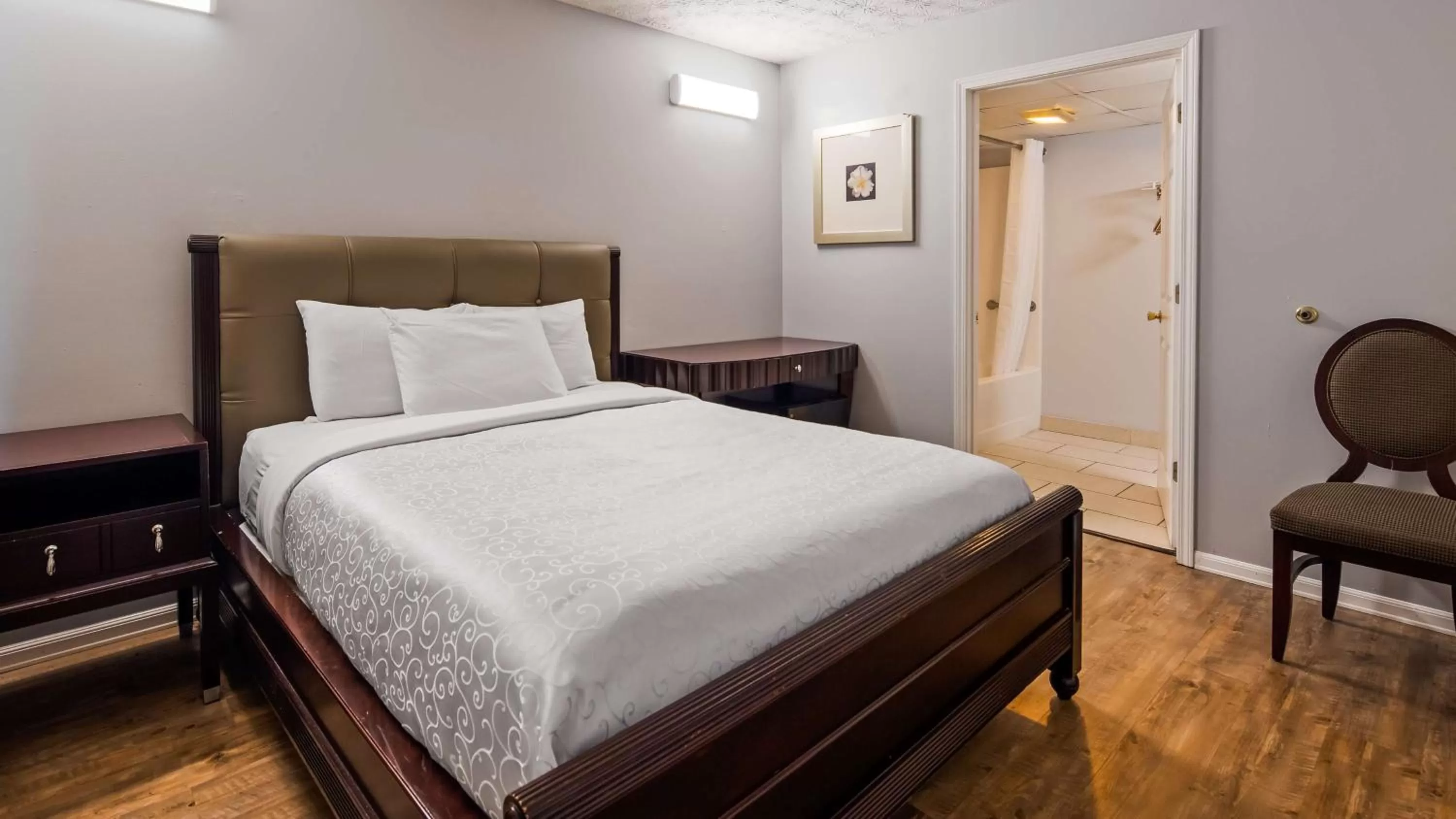 Photo of the whole room, Bed in Apple Valley Inn Pigeon Forge