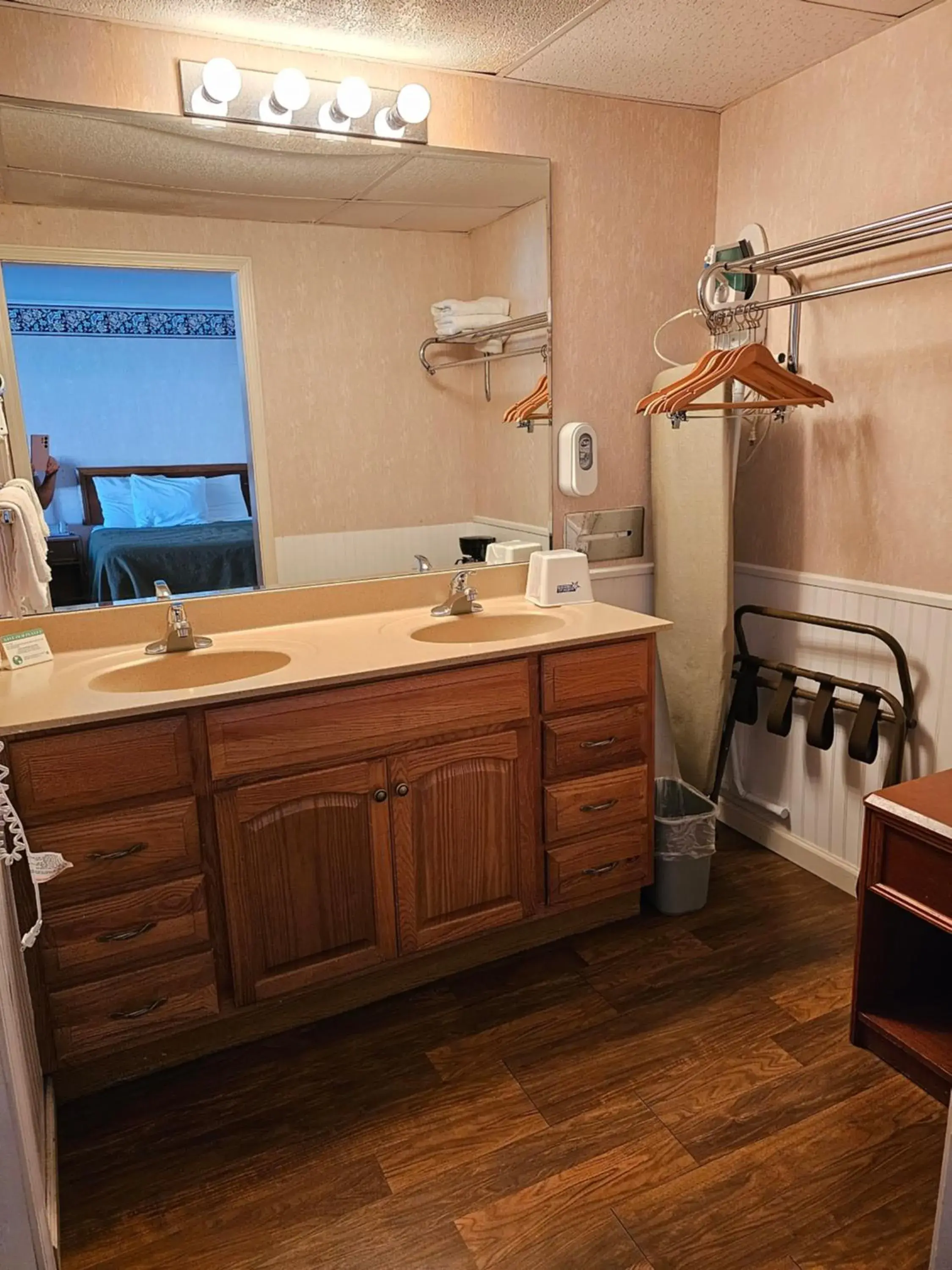 Bathroom in Americas Best Value Inn Mackinaw City