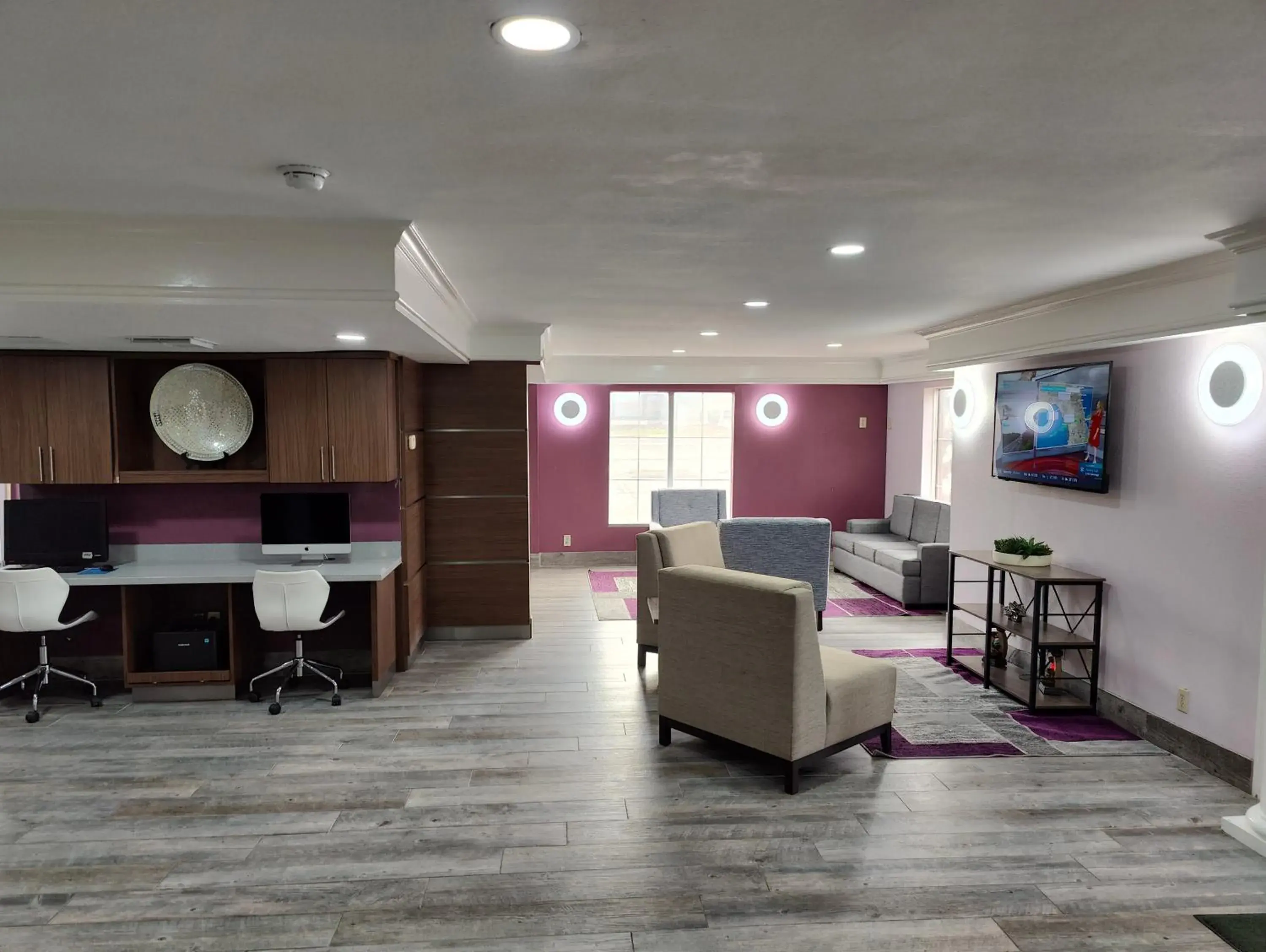 Living room in La Quinta Inn & Suites by Wyndham Kansas City Lenexa