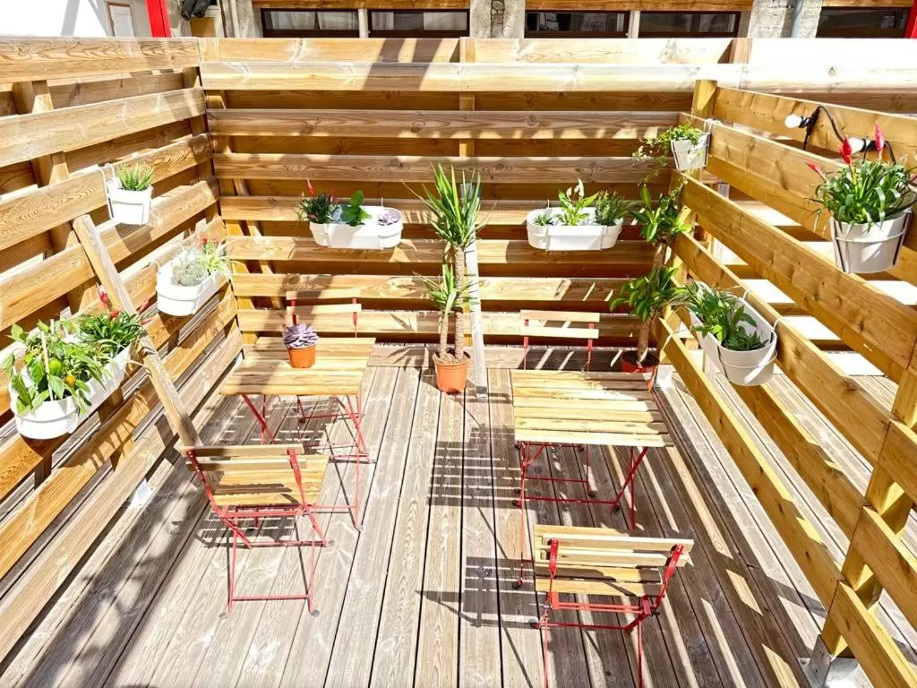 Patio in "Silk & Suites" City Center