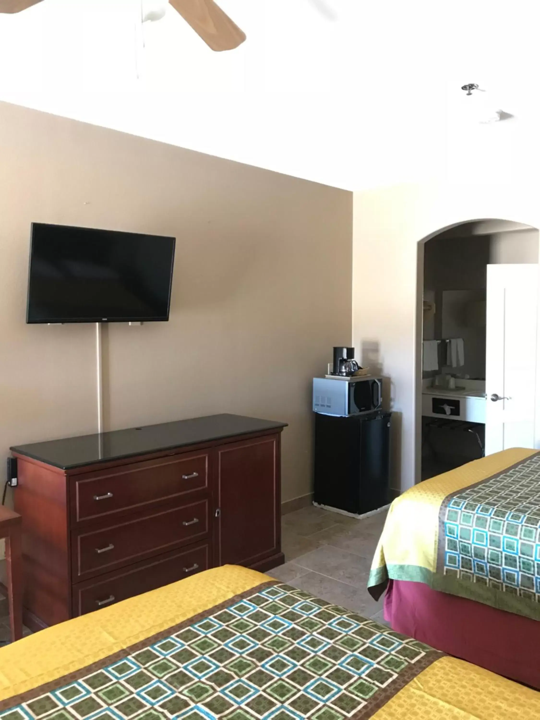 Photo of the whole room, TV/Entertainment Center in Los Fresnos Inn and Suites