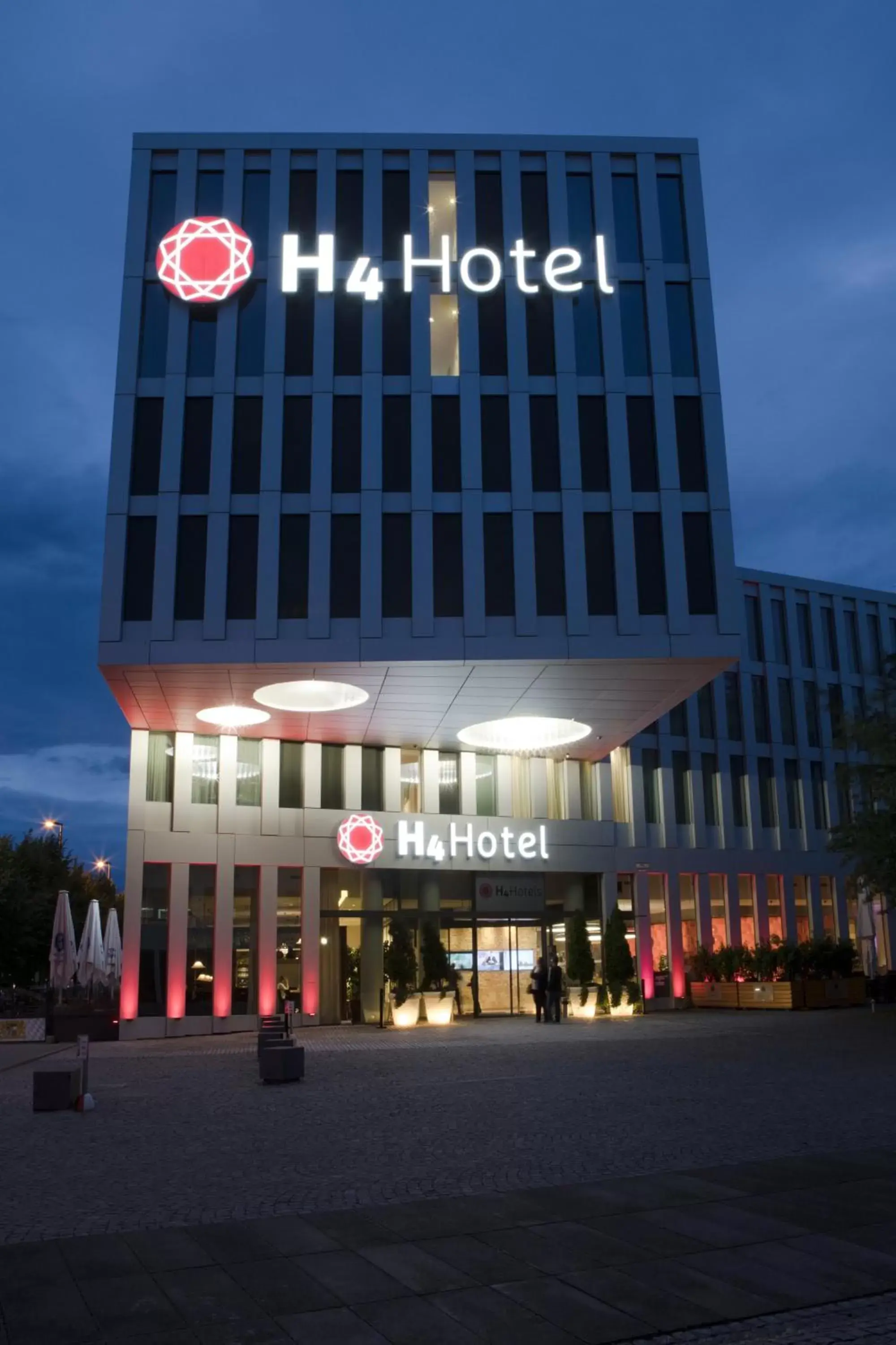 Facade/entrance, Property Building in H4 Hotel München Messe