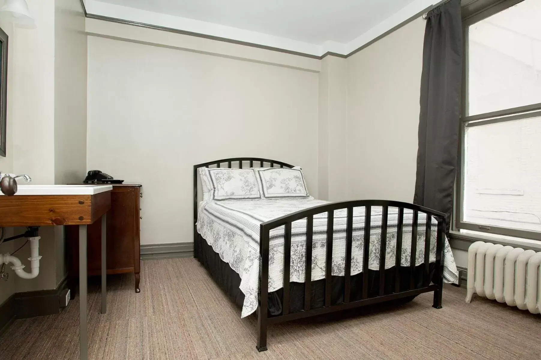 Bedroom, Bed in Gardner Hotel