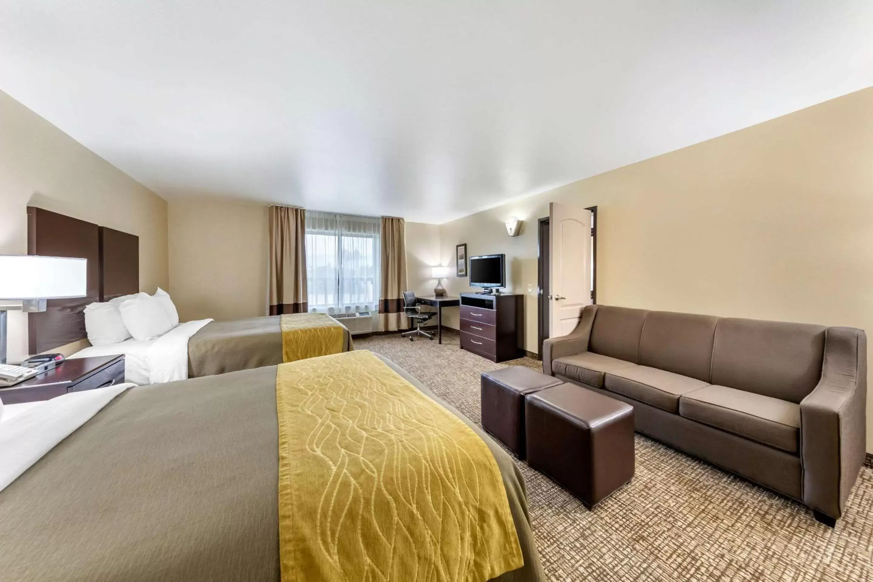 Photo of the whole room, Seating Area in Comfort Inn and Suites Colton/San Bernardino