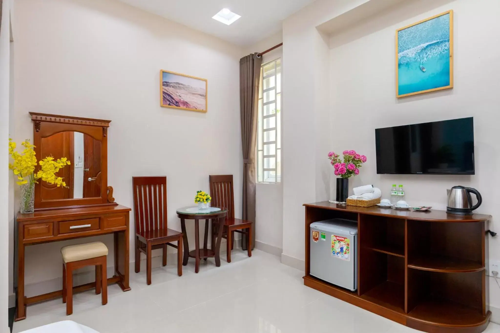 Photo of the whole room, TV/Entertainment Center in Queen Garden Hotel & Apartment